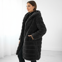 Cappotto Elegante in Ecopelliccia Trapuntato con Cappuccio