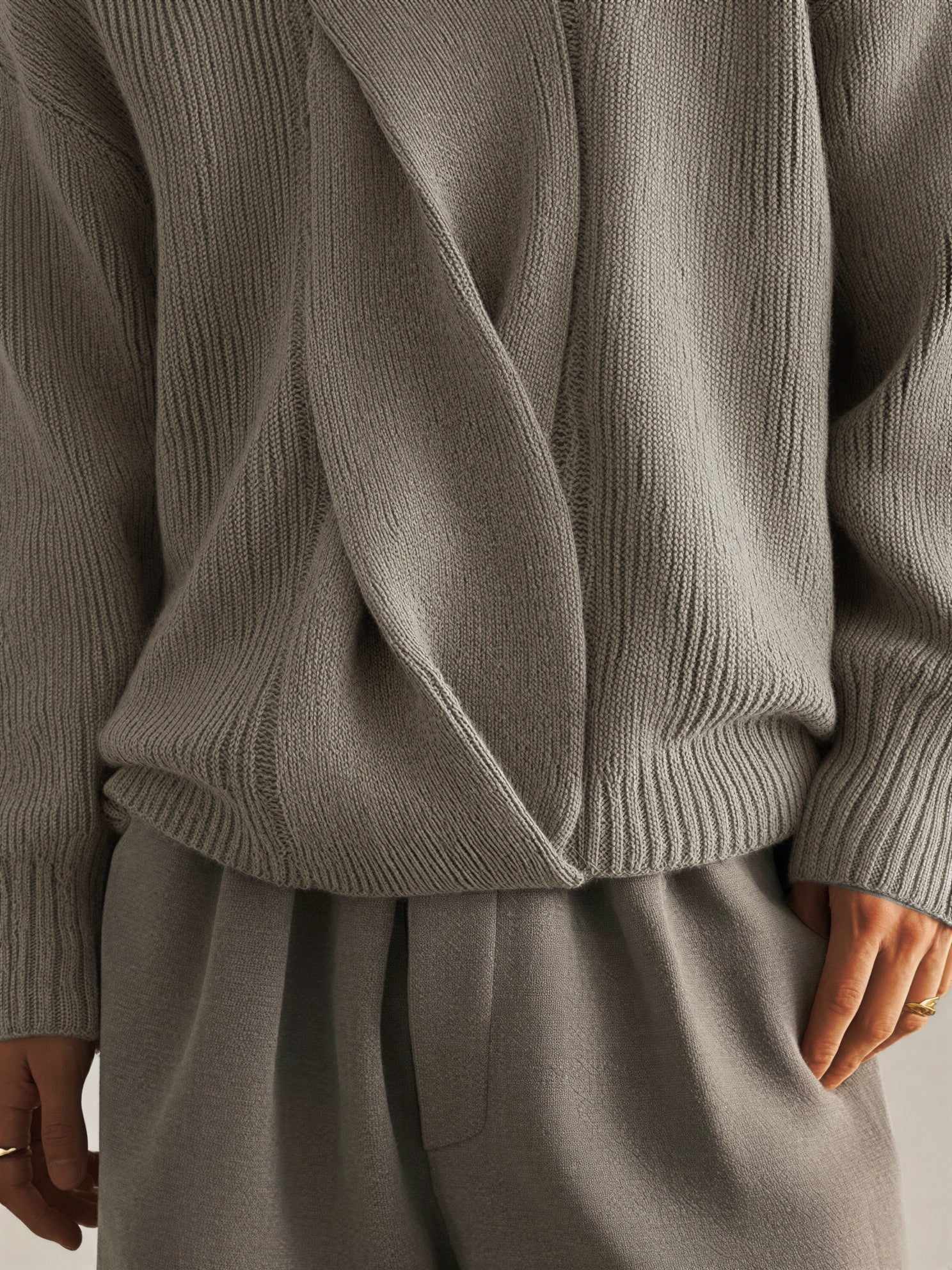 Maglione Uomo | Scollo Incrociato Contemporaneo | Autunno