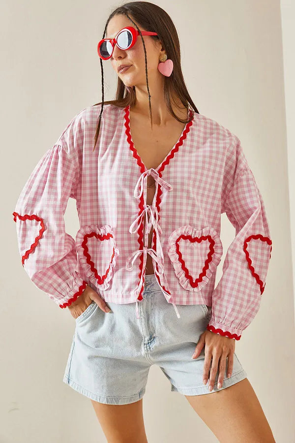Blusa Donna Gingham con Tasche a Cuore, Chiusura a Nodo e Bordo Rosso-83307-46b921e5-1973-4a0a-80f1-5af596246534