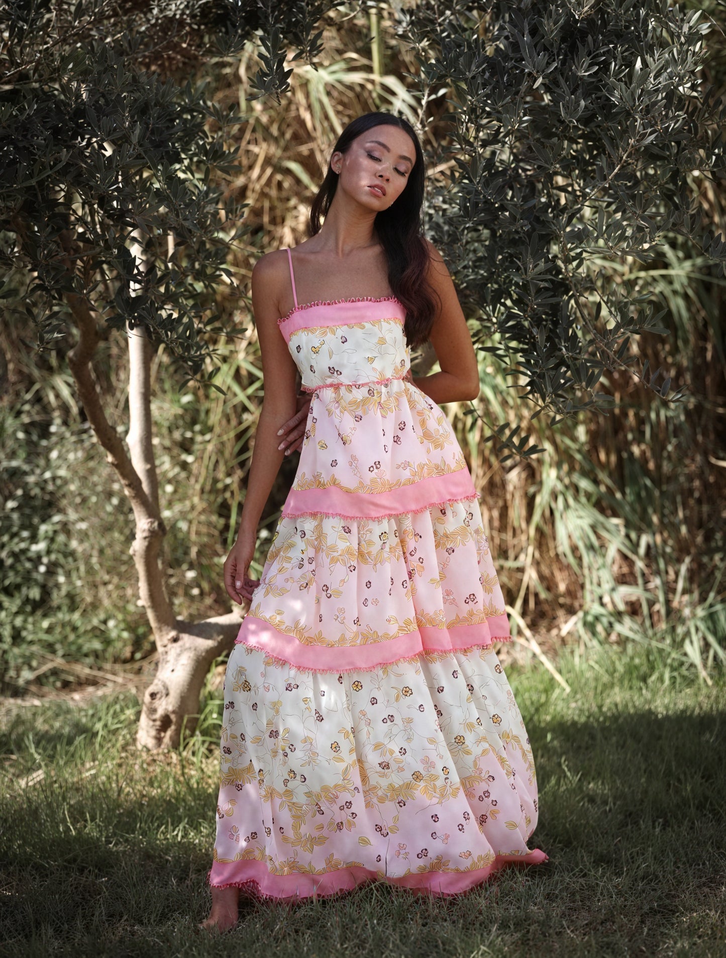Abito Floreale a Strati con Dettagli Cut-Out