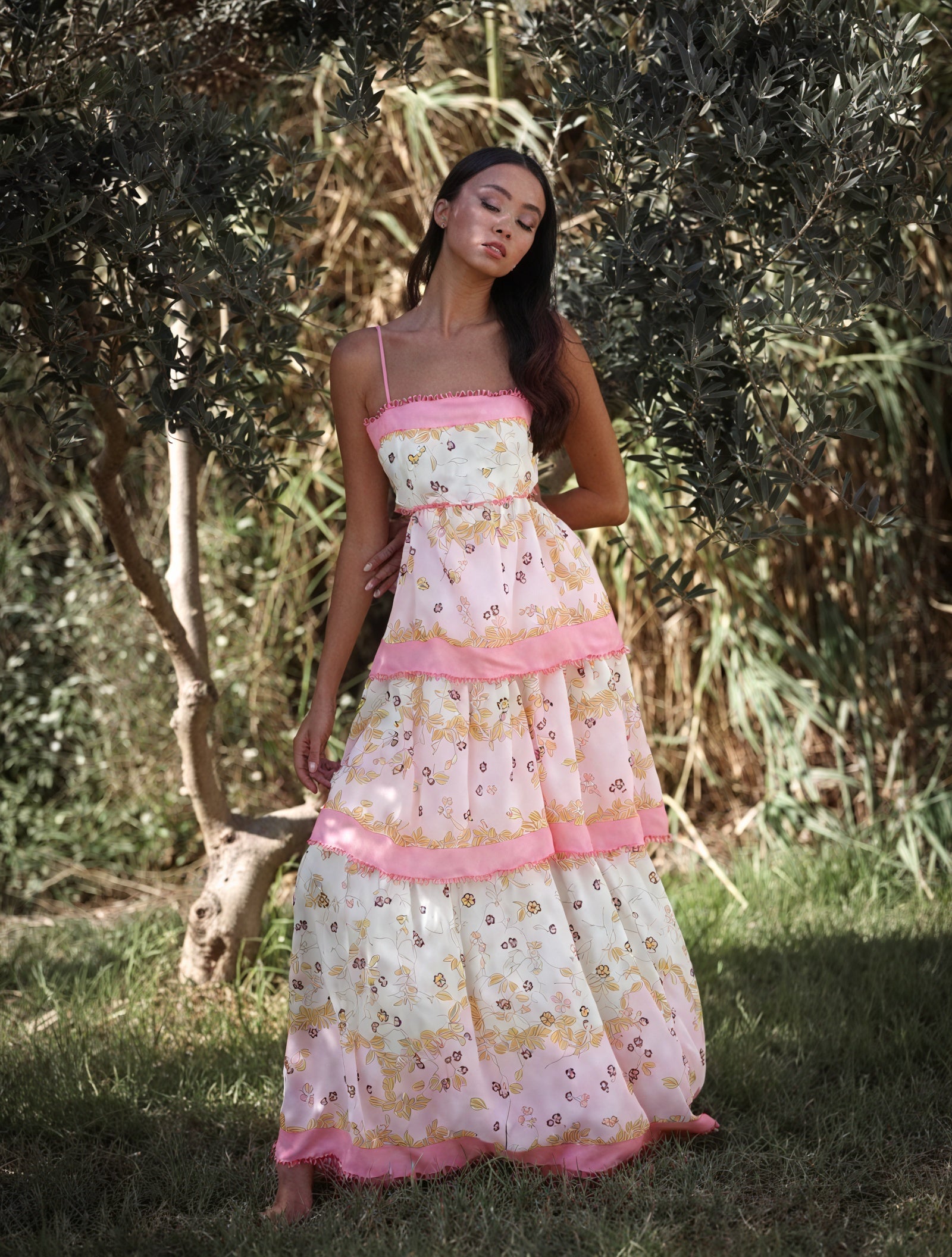 Abito Floreale a Strati con Dettagli Cut-Out