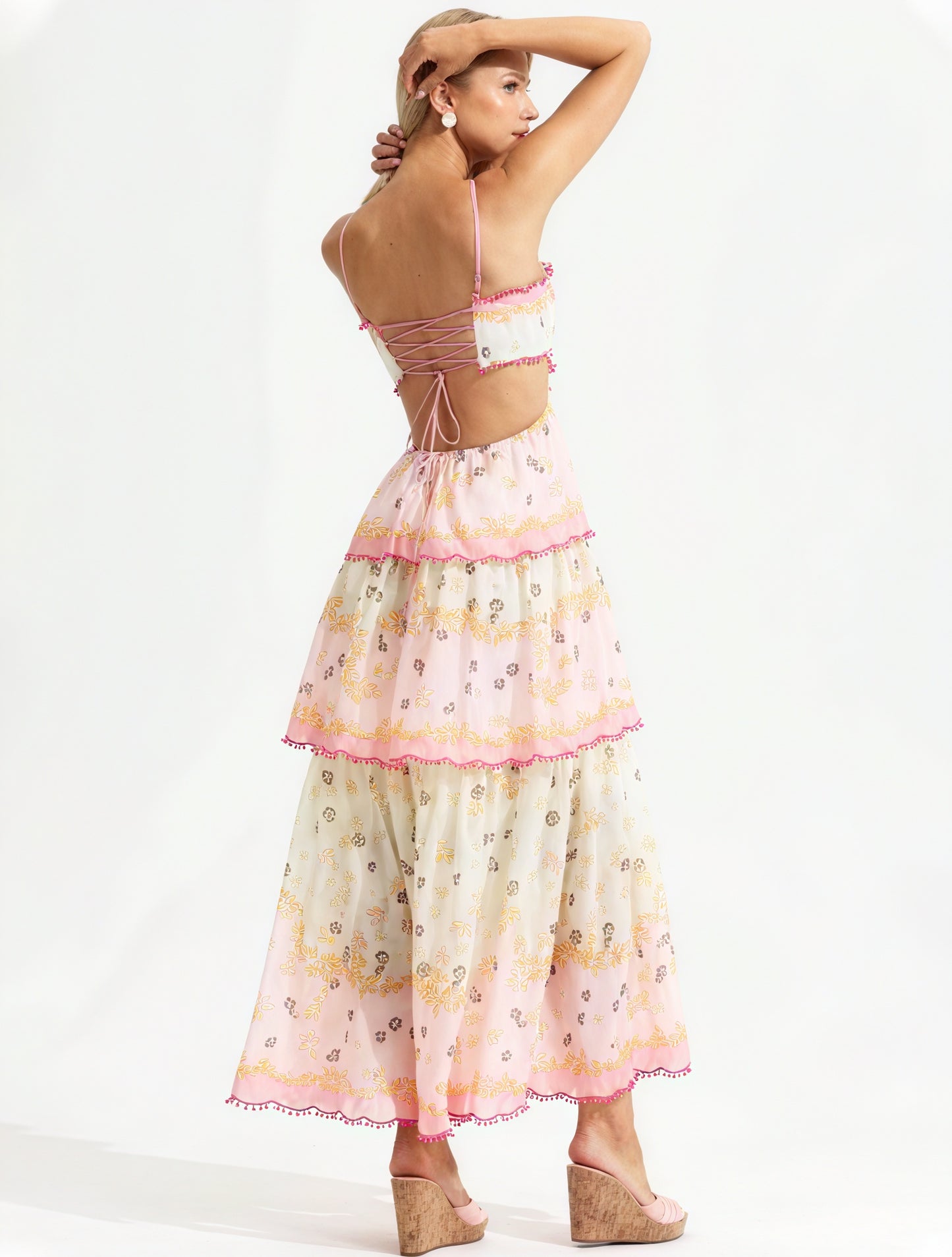 Abito Floreale a Strati con Dettagli Cut-Out