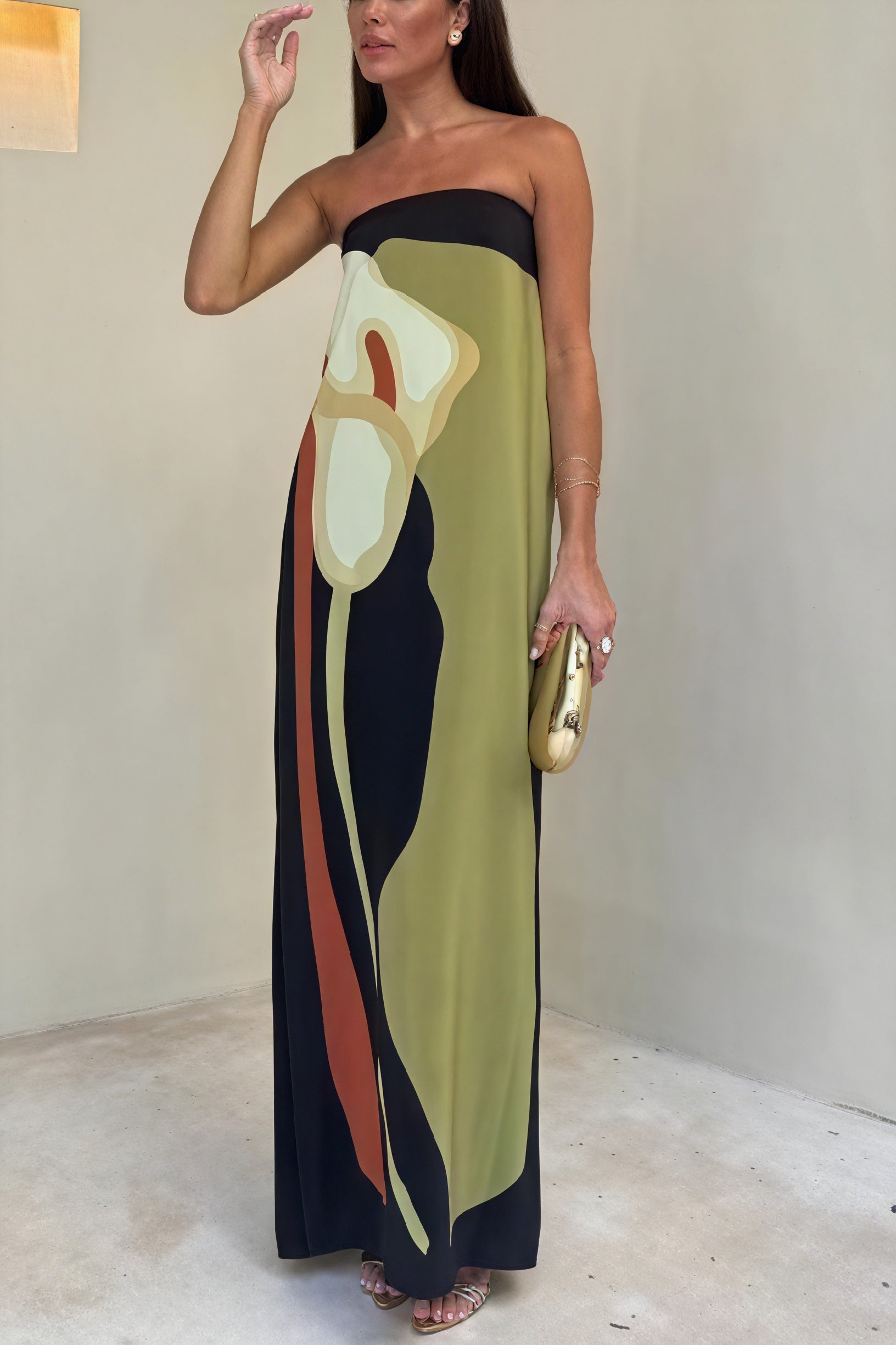 Abito Maxi Strapless: Eleganza Artistica