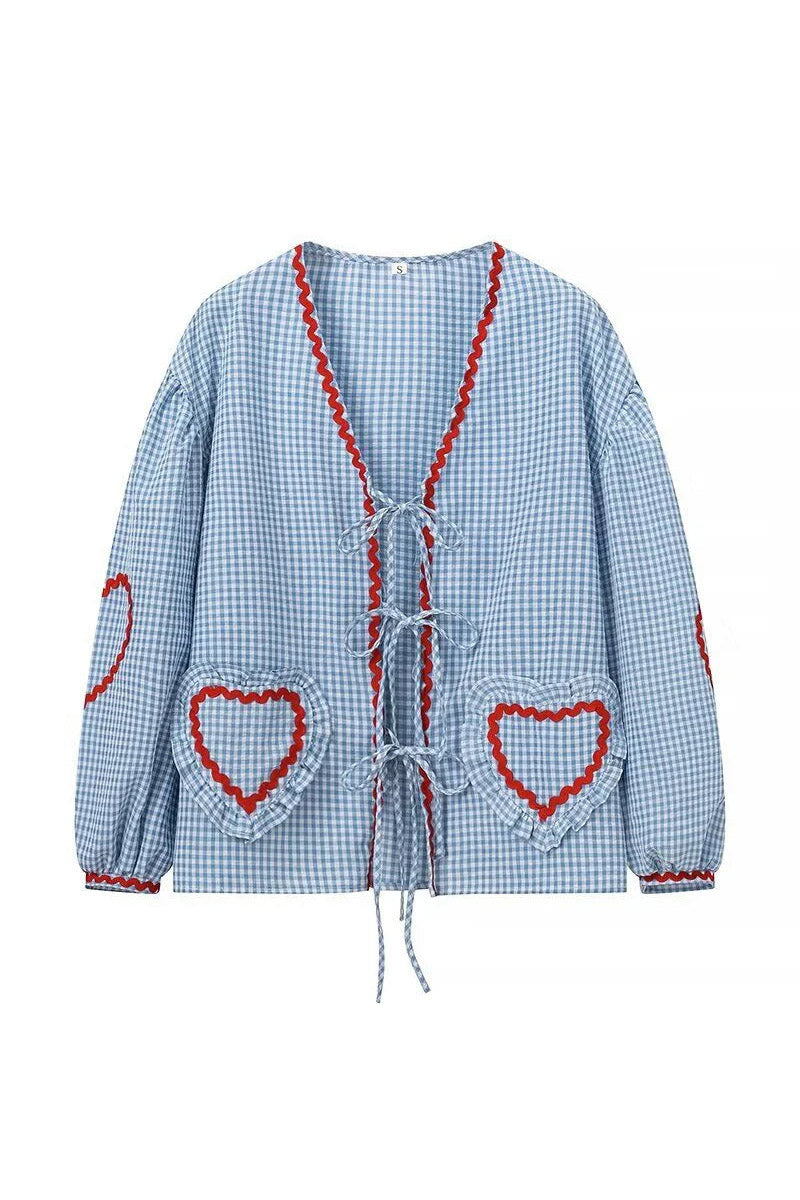 Blusa Donna Gingham con Tasche a Cuore, Chiusura a Nodo e Bordo Rosso-83307-54f3a0d1-9fa1-42cc-9ee0-49ca009f5f1c