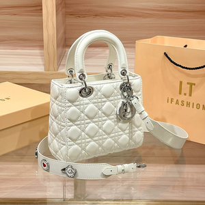 Borsa Trapuntata Chic con Dettaglio Charm