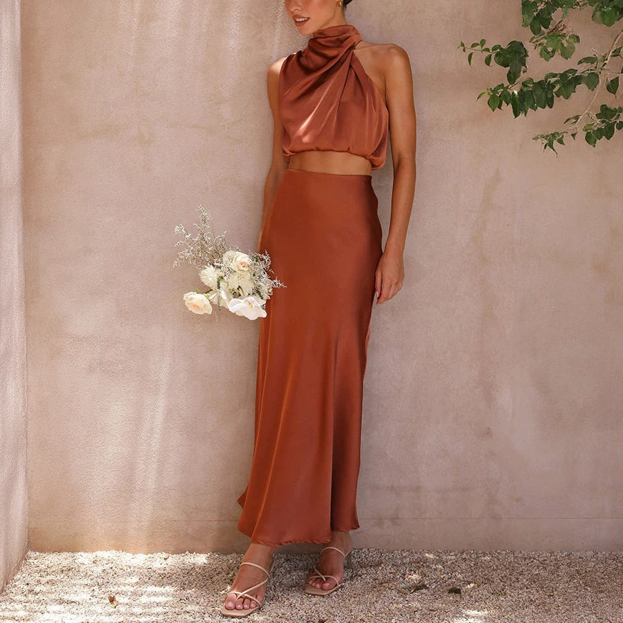 Abito Elegante con Top Halter e Gonna Fluttuante