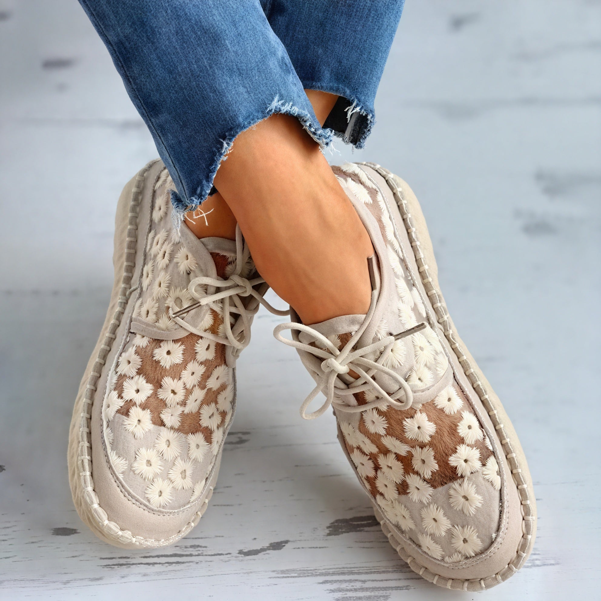 Scarpe Mesh con Ricami Floreali