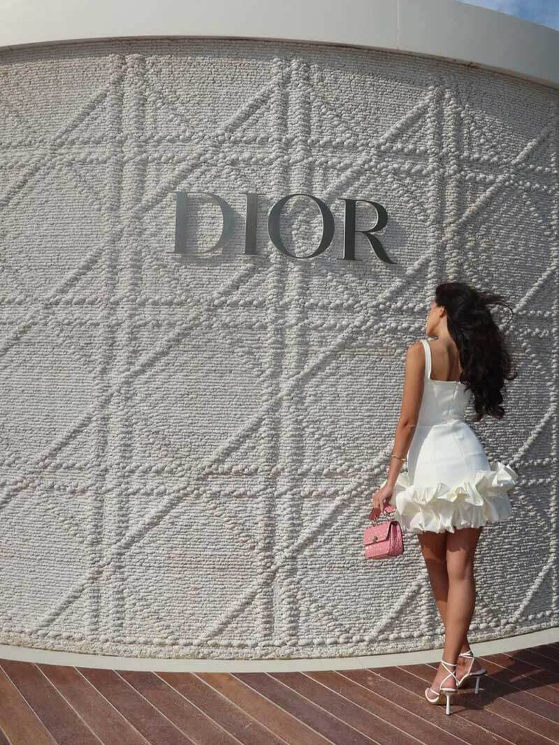 Mini Abito Chic con Orlo Volant