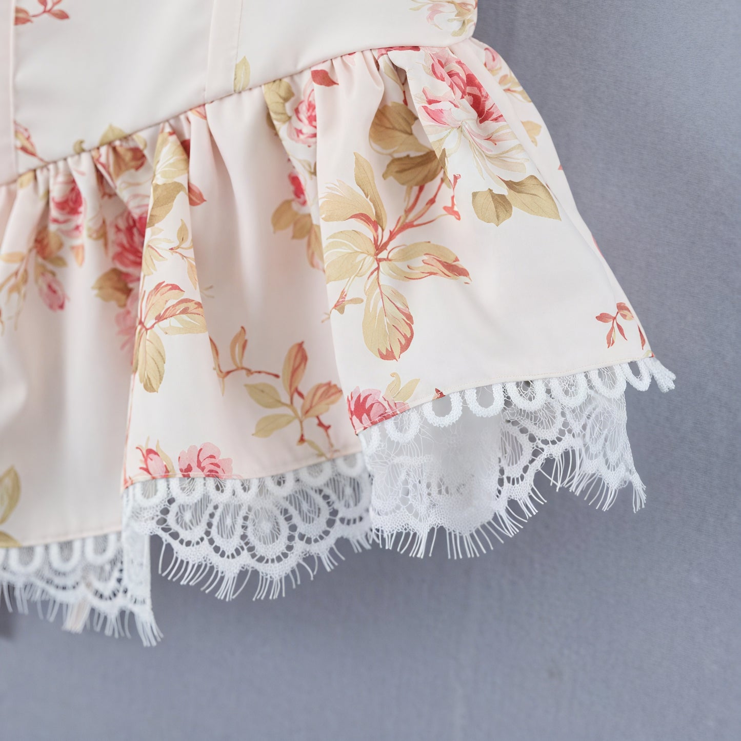 Top Floreale Romantico con Dettagli in Pizzo