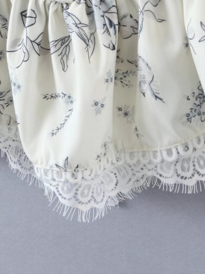 Top Floreale Romantico con Dettagli in Pizzo