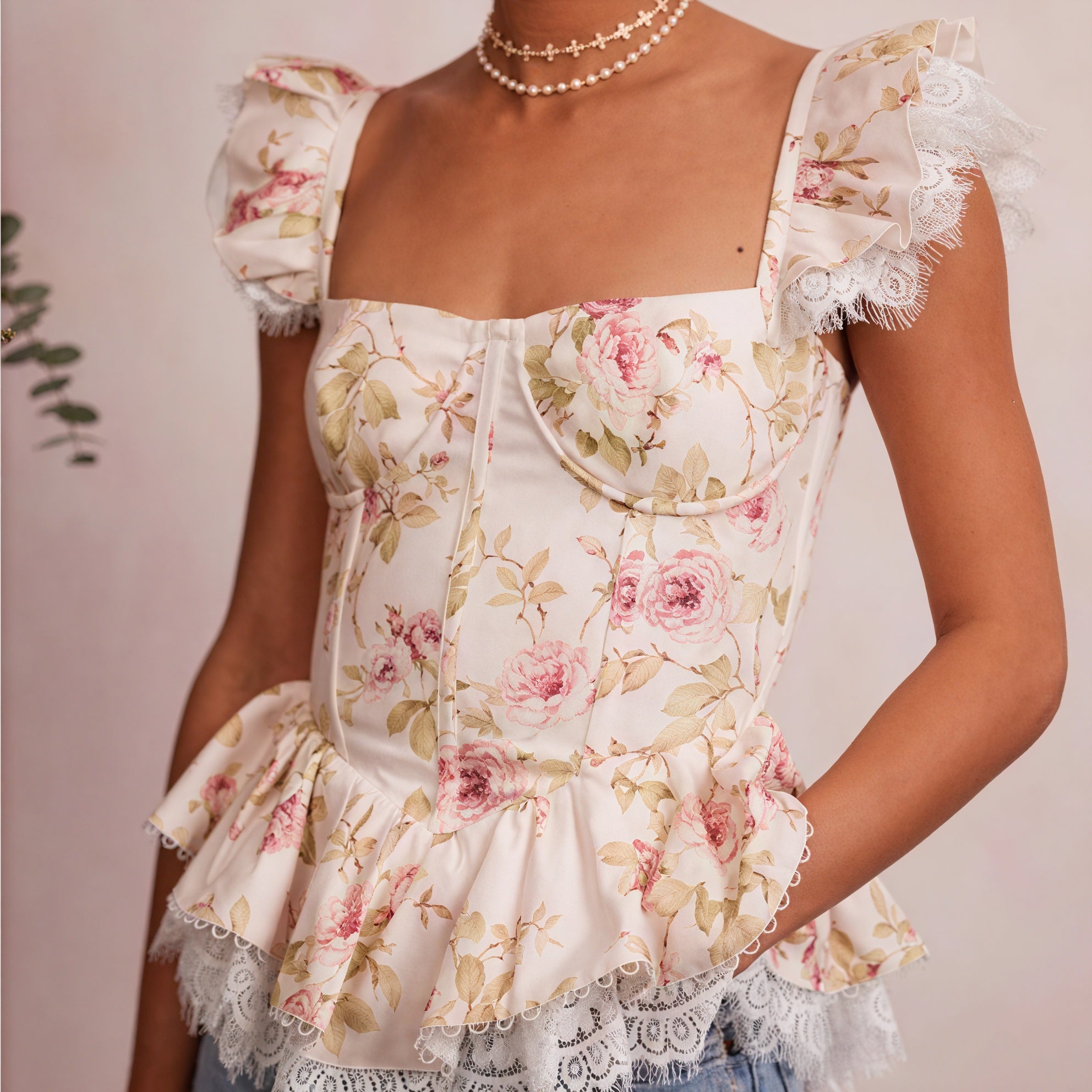 Top Floreale Romantico con Dettagli in Pizzo