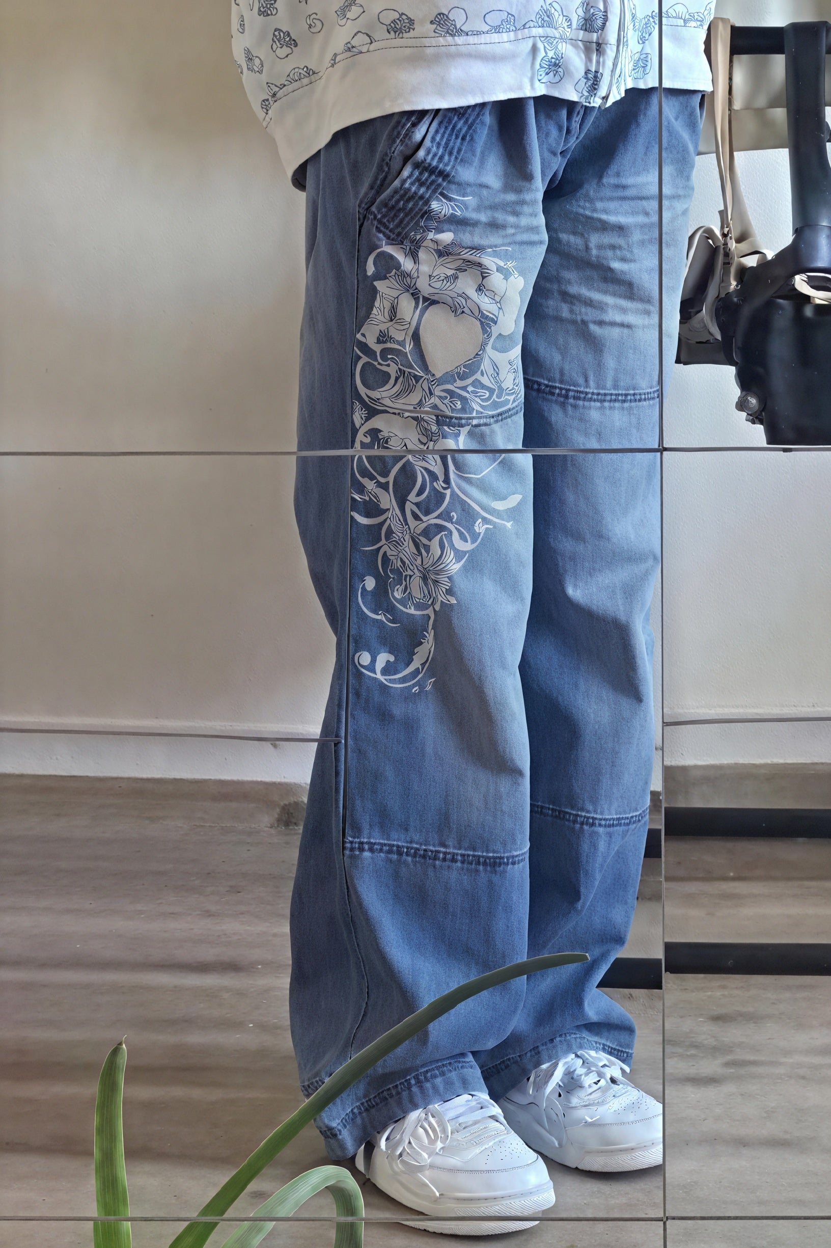 Jeans Baggy Vita Alta con Grafica Floreale