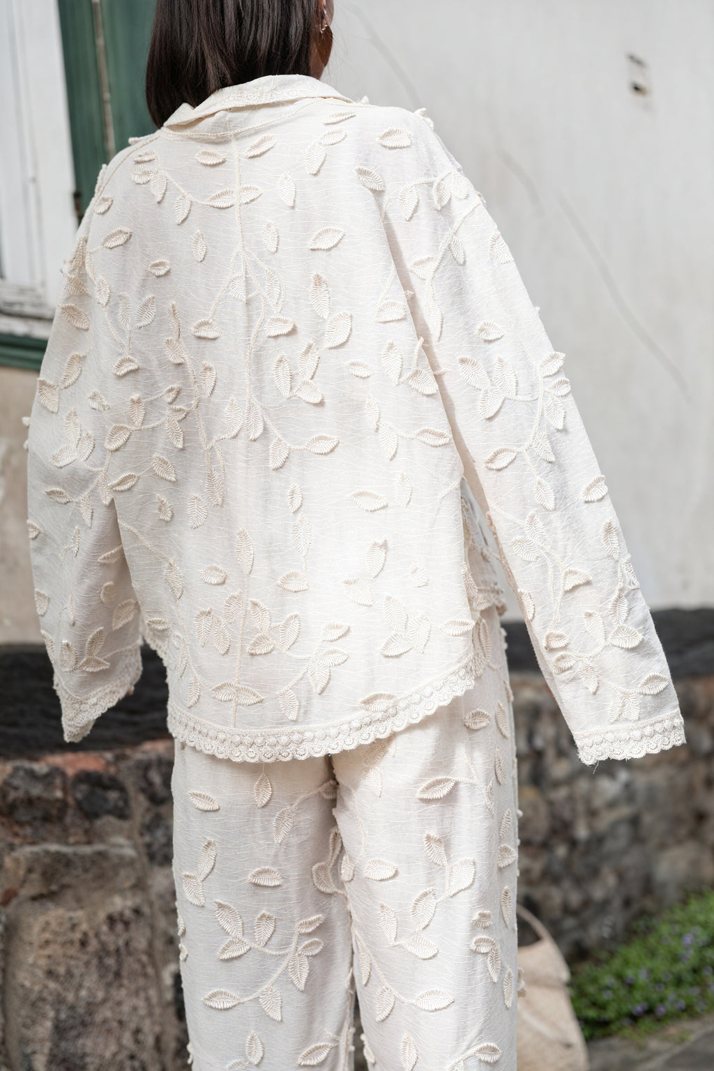 Completo in lino ricamato