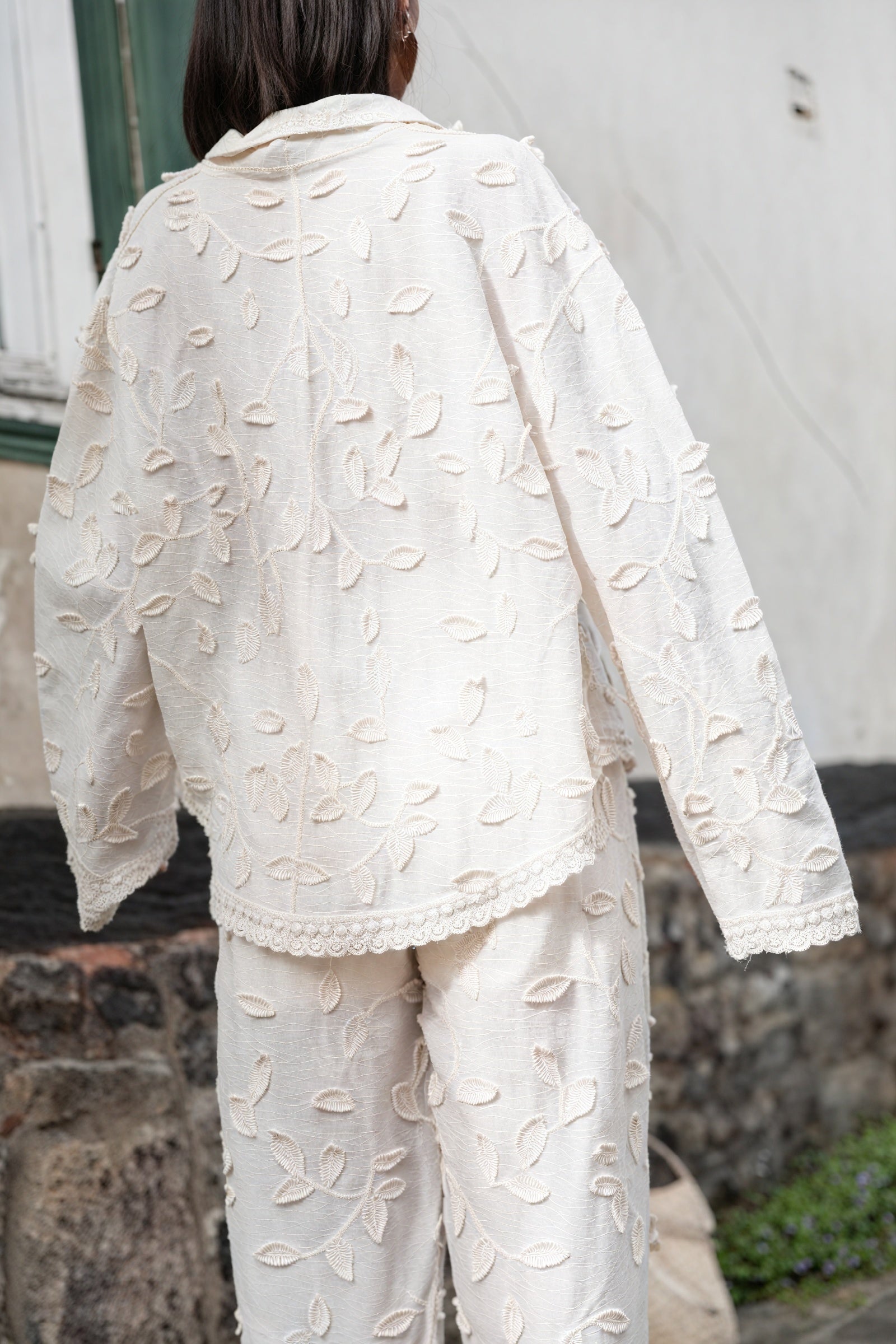 Completo in lino ricamato