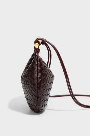 Borsa Intrecciata a Mezzaluna: Eleganza Dorio Moda