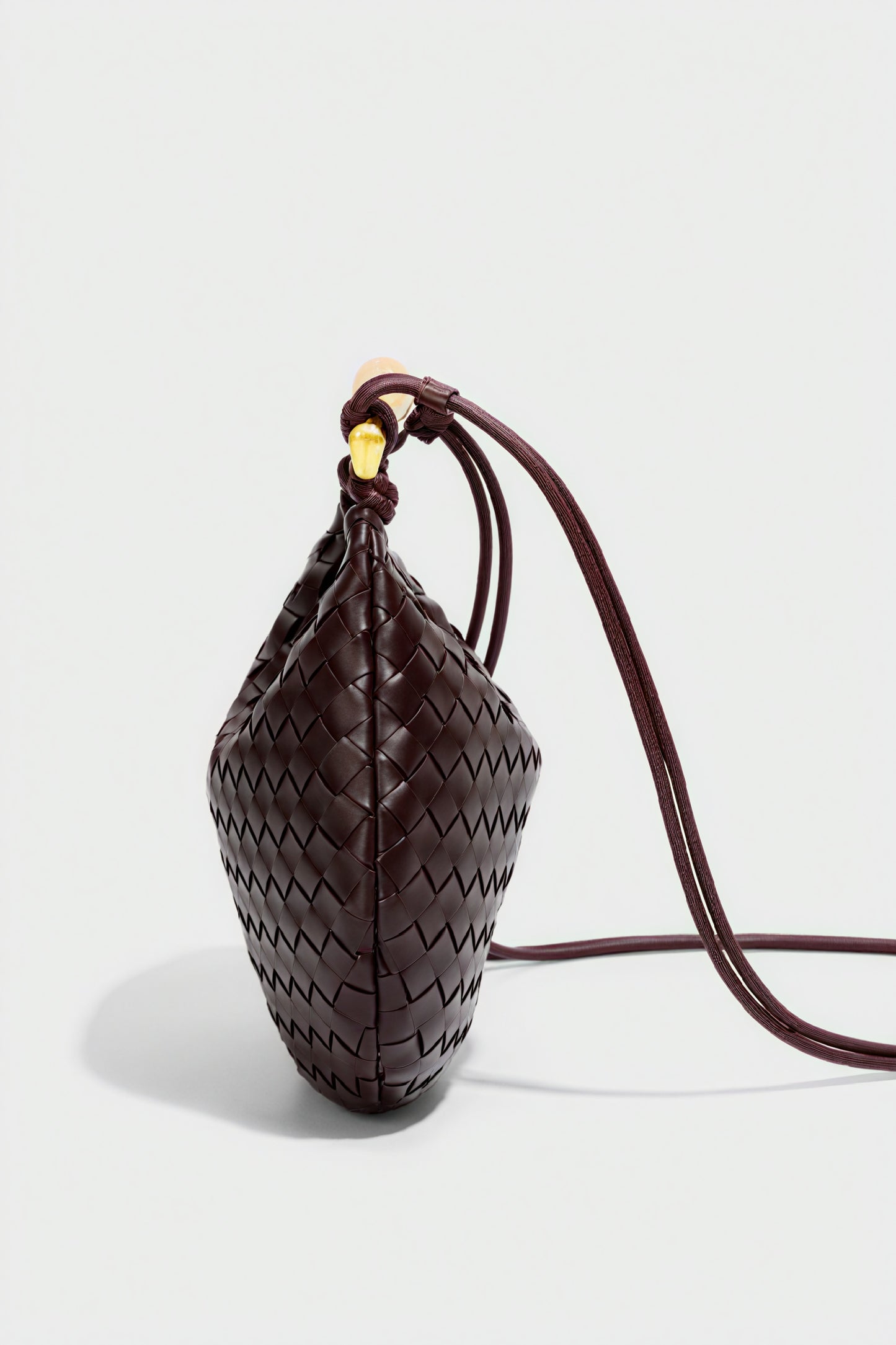 Borsa Intrecciata a Mezzaluna: Eleganza Dorio Moda