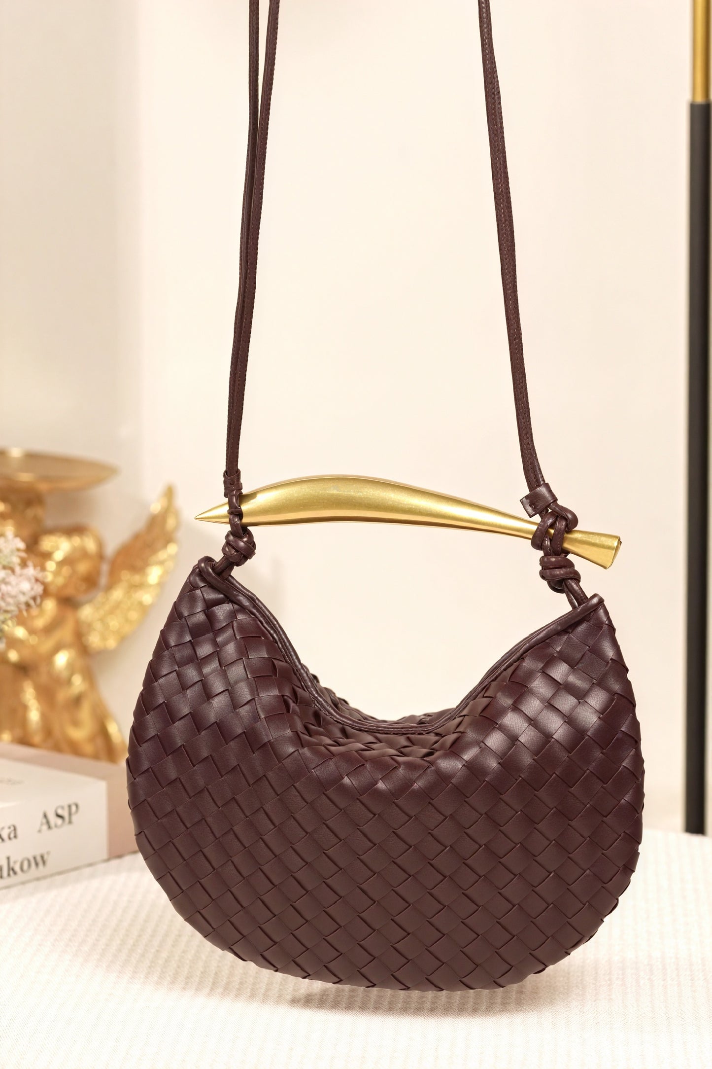 Borsa Intrecciata a Mezzaluna: Eleganza Dorio Moda