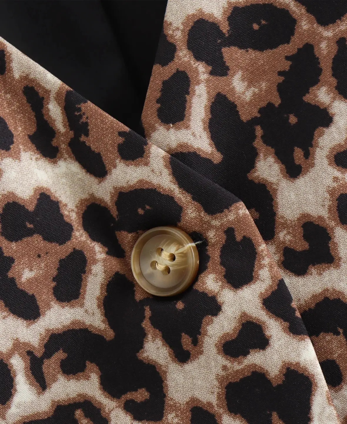 Top con Stampa Animalier e Bottoni