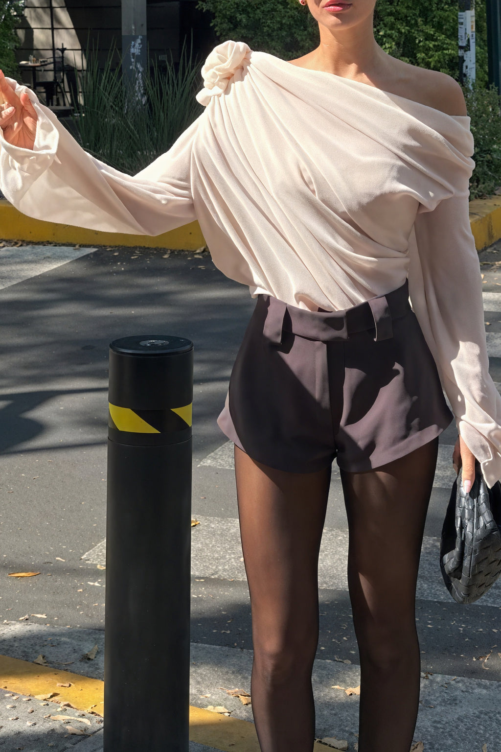 Top asimmetrico con dettaglio rosa