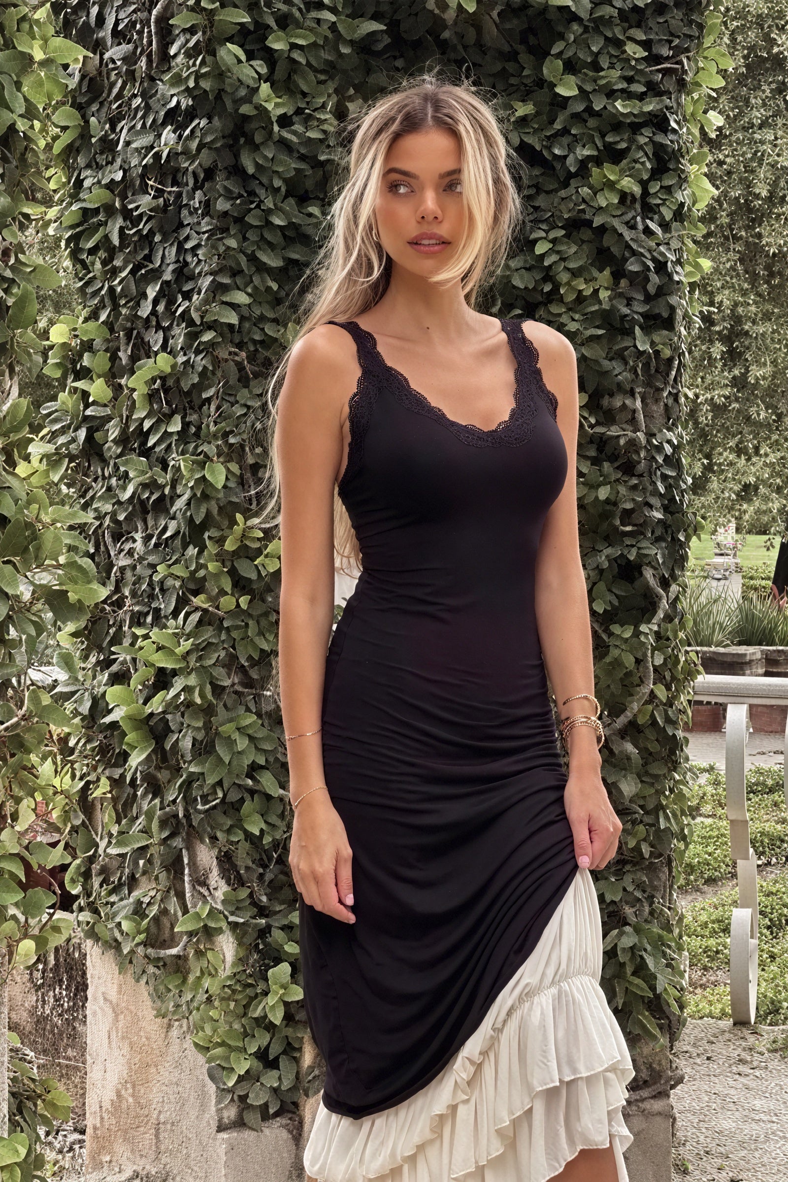 Abito Maxi Elegante con Dettagli in Pizzo