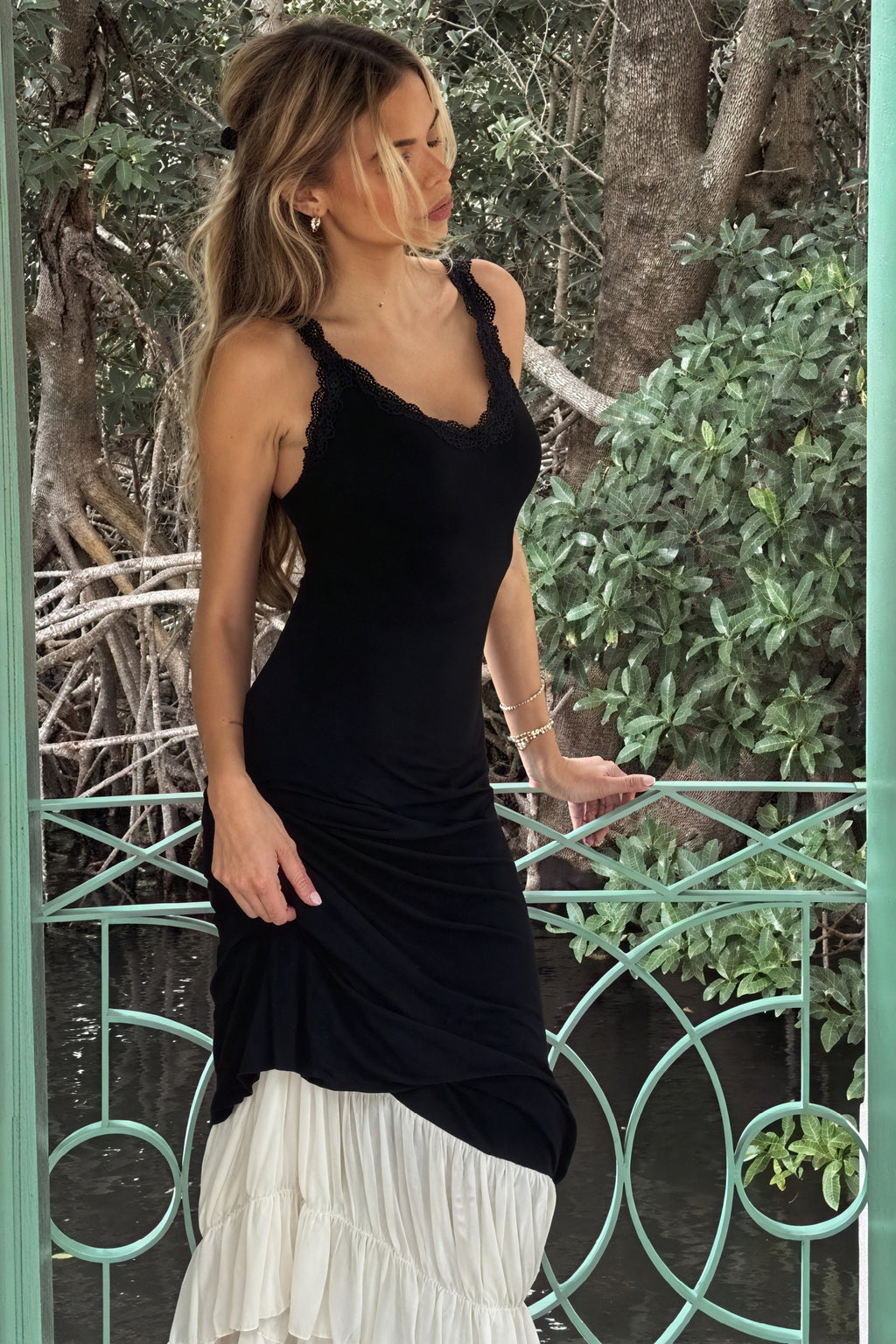 Abito Maxi Elegante con Dettagli in Pizzo