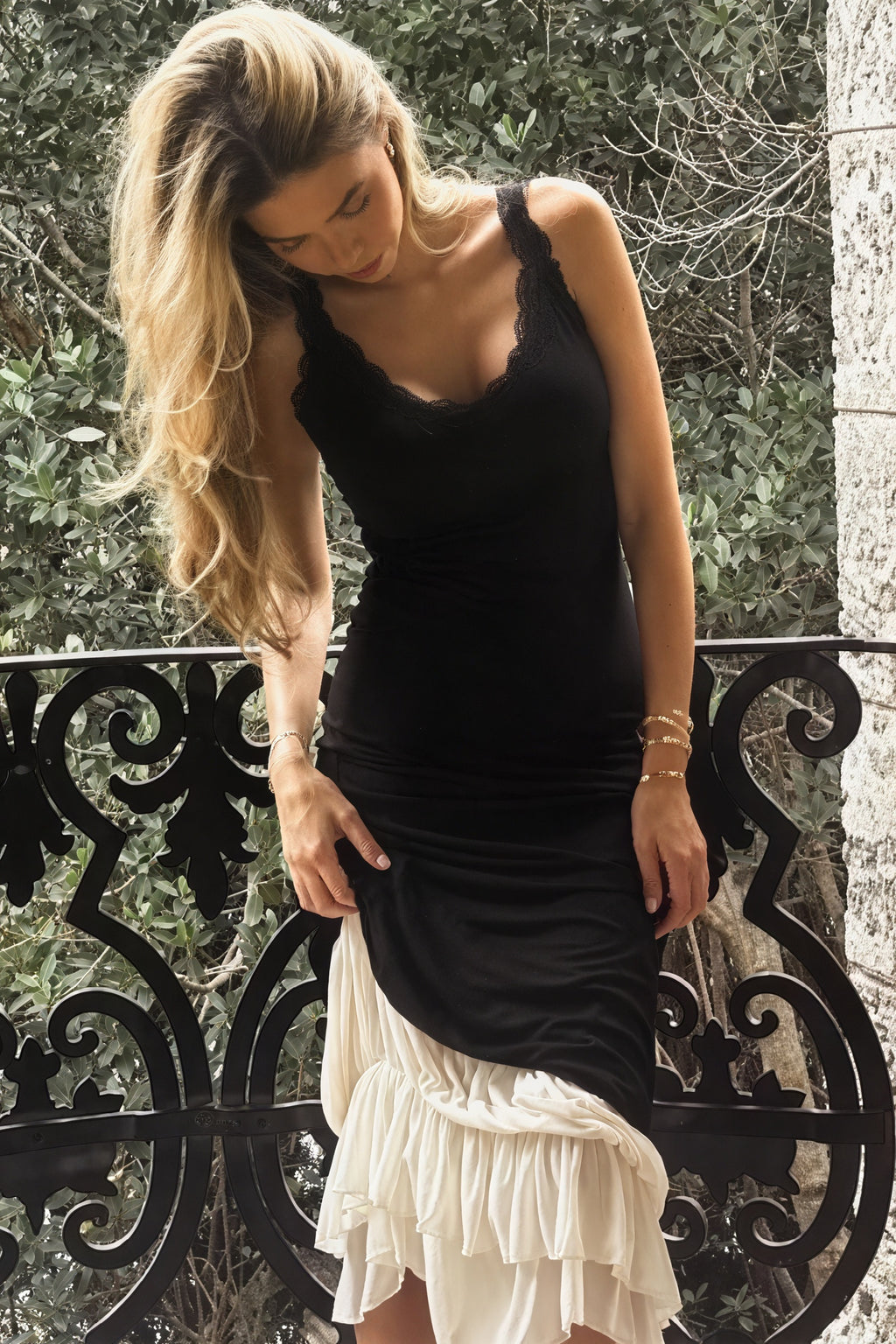 Abito Maxi Elegante con Dettagli in Pizzo