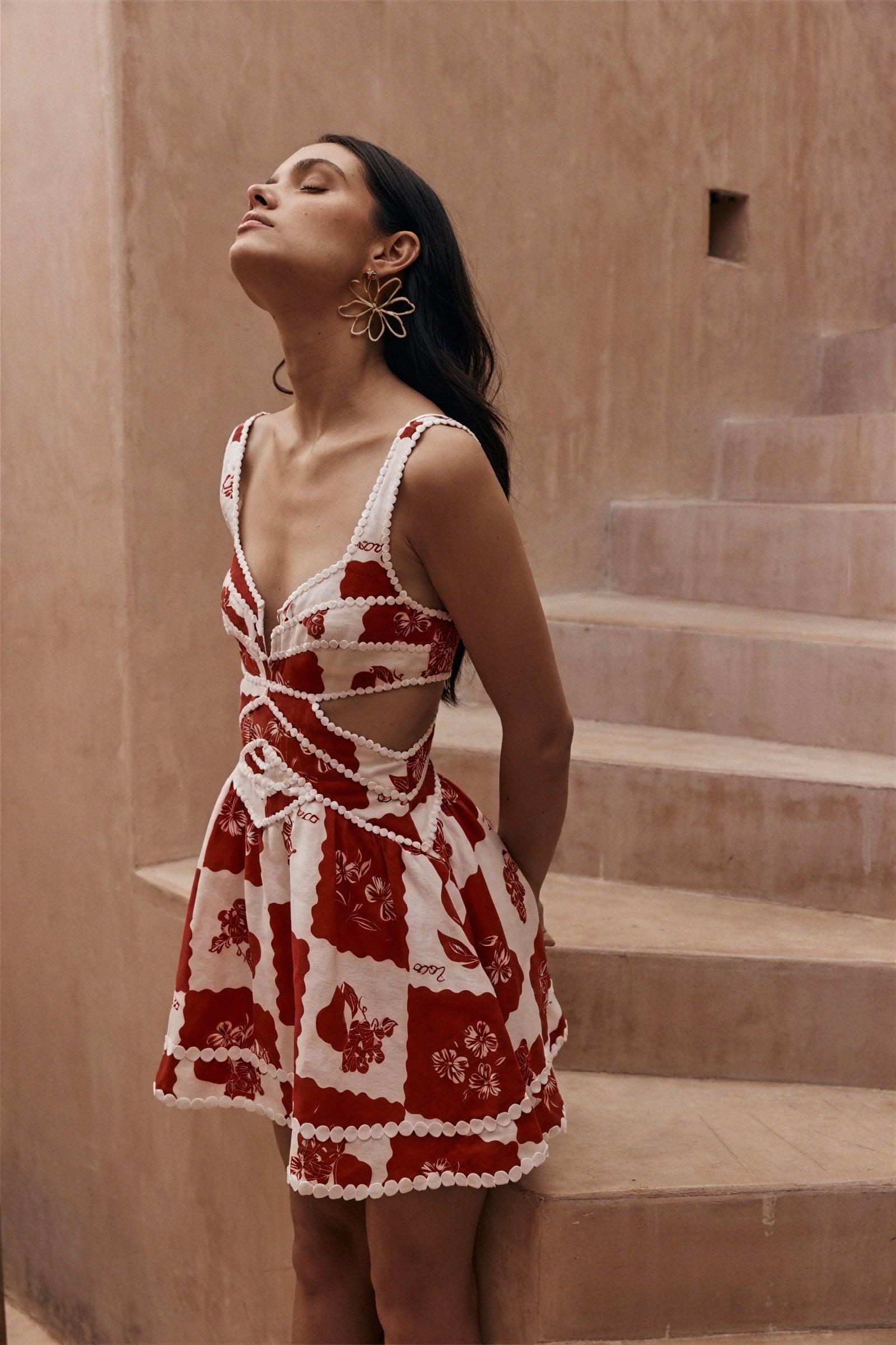 Abito Mini Floreale con Dettagli Cut-Out