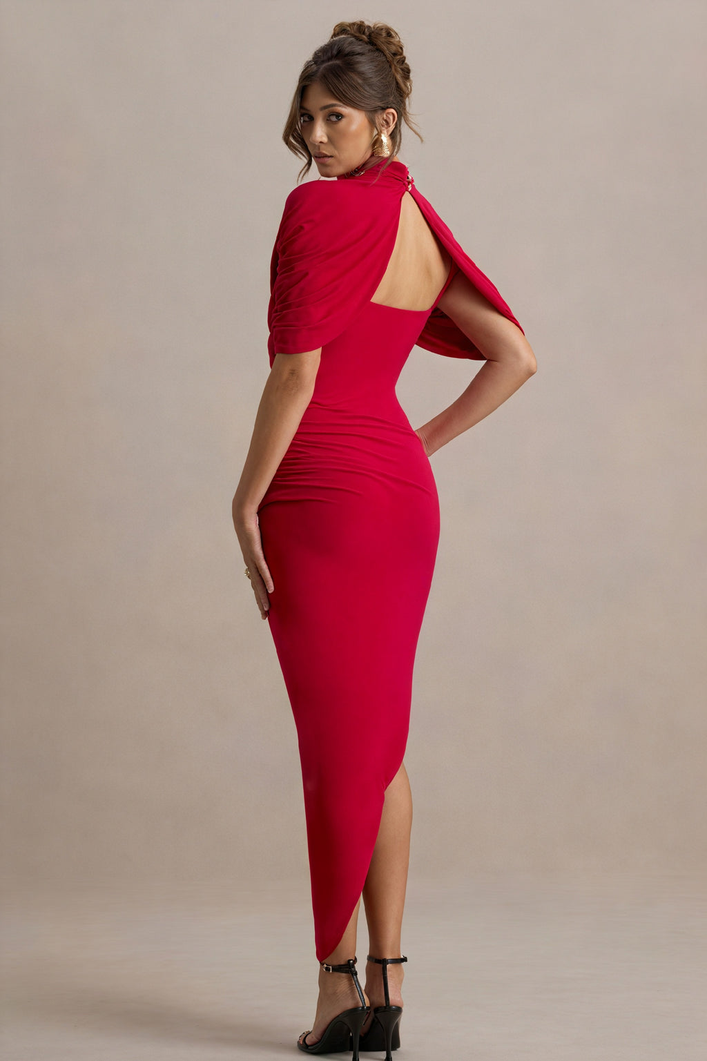 Abito Scultoreo con Drappeggio Asimmetrico