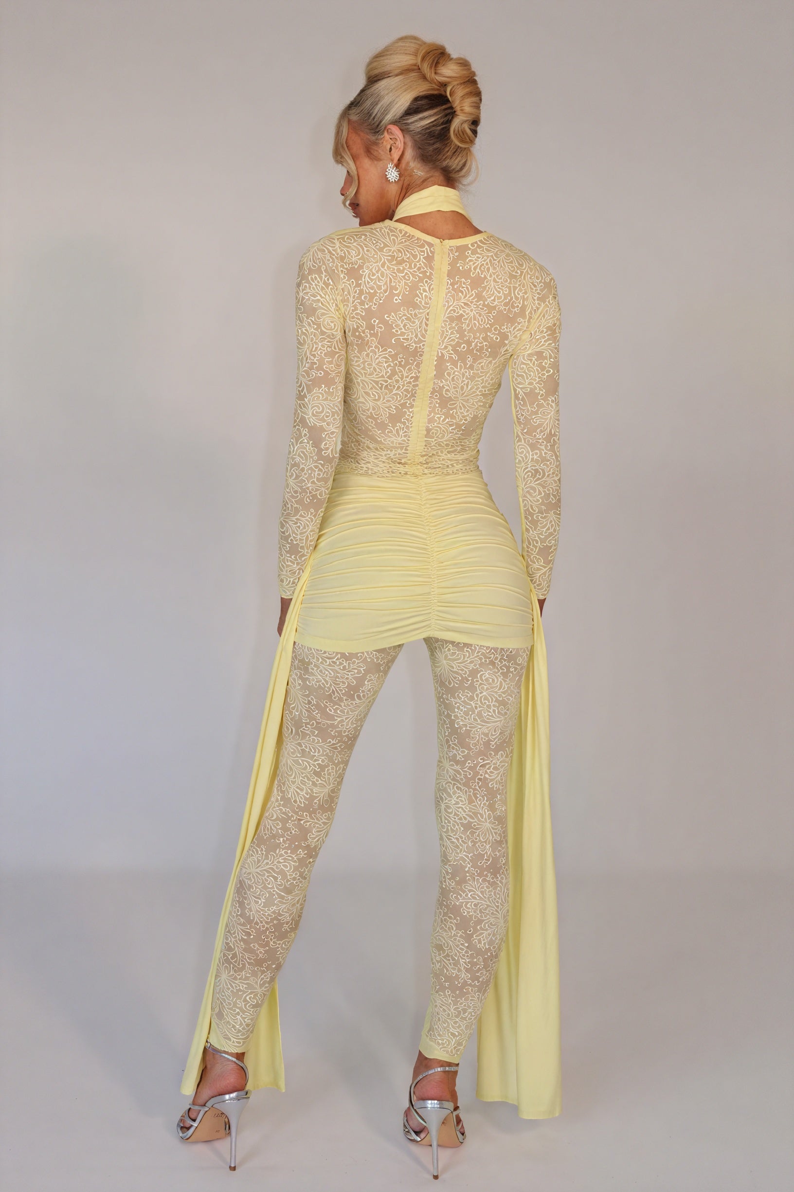 Abito Scultura con Dettagli in Tulle