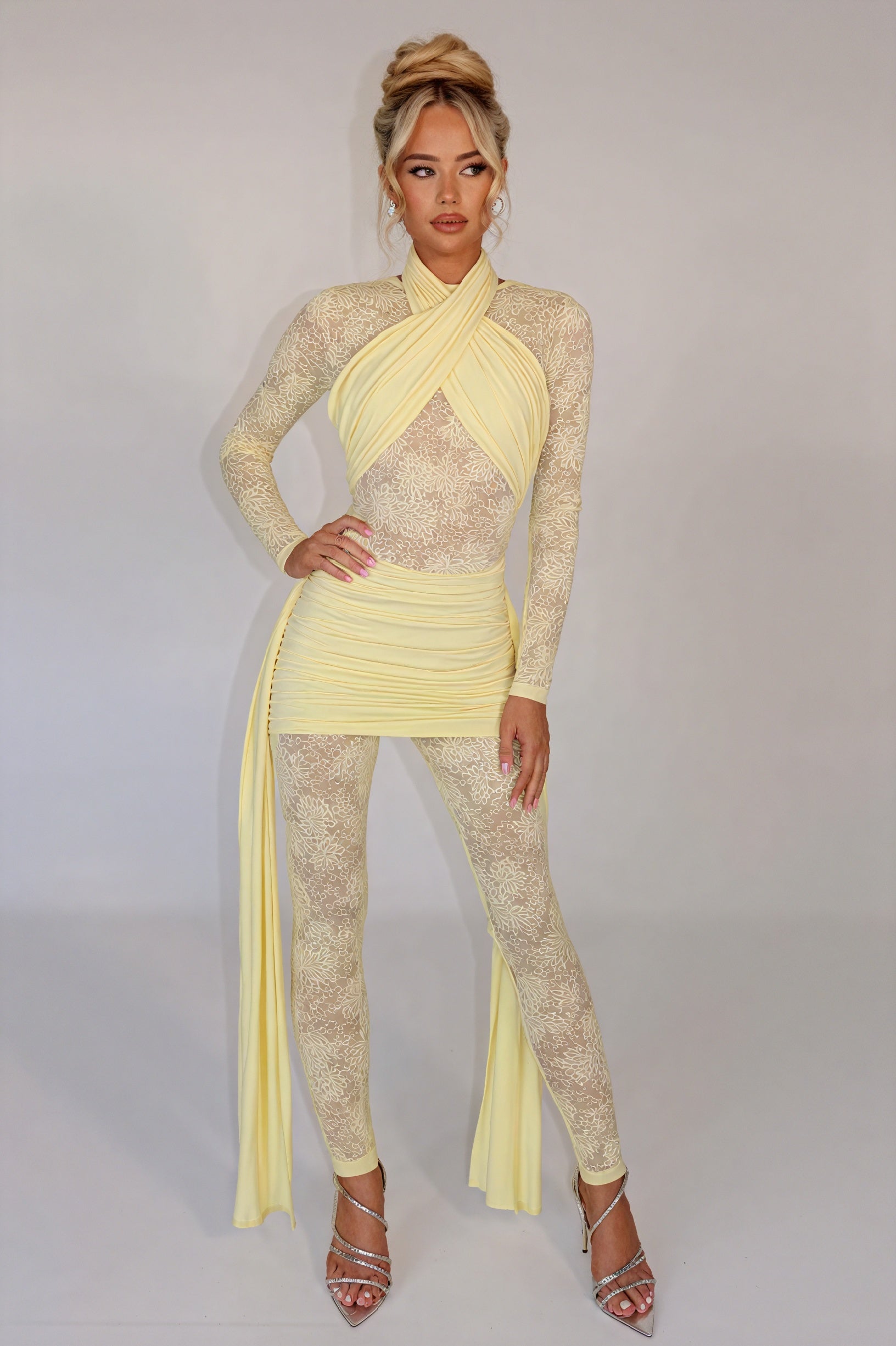 Abito Scultura con Dettagli in Tulle