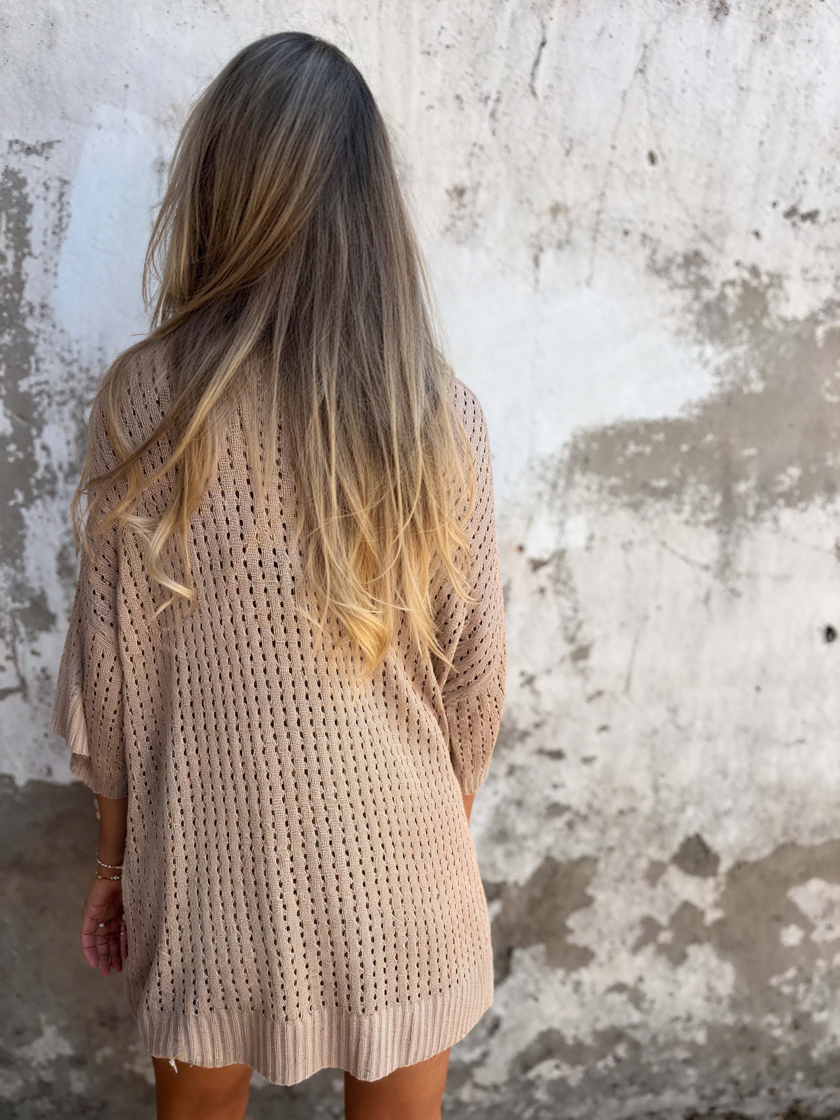 Top Traforato Scollo a V – Stile Casual