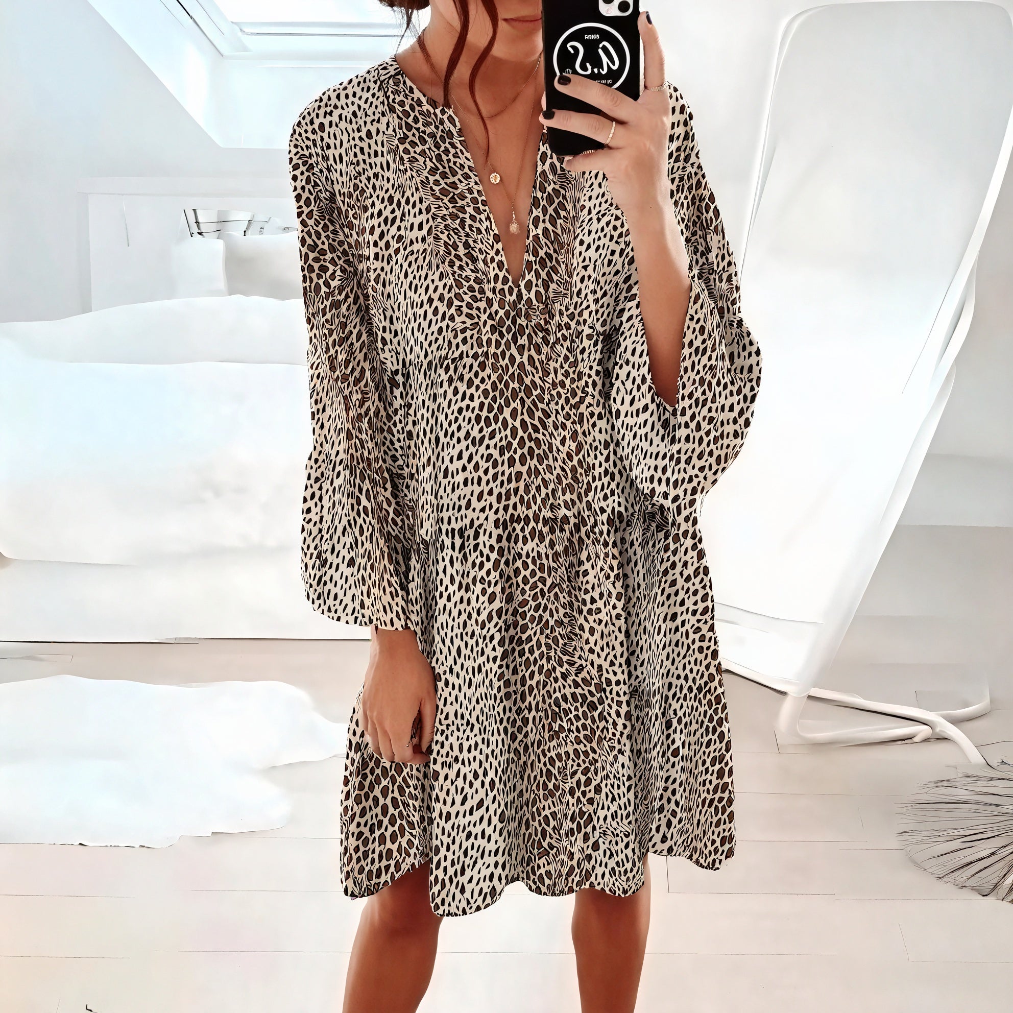 Abito Mini Animalier con Scollo a V e Maniche Lunghe - Silhouette Fluida per Look Chic e Versatile da Giorno a Sera-81612-e27c4f24-9134-45fd-984c-3f7f853326b8