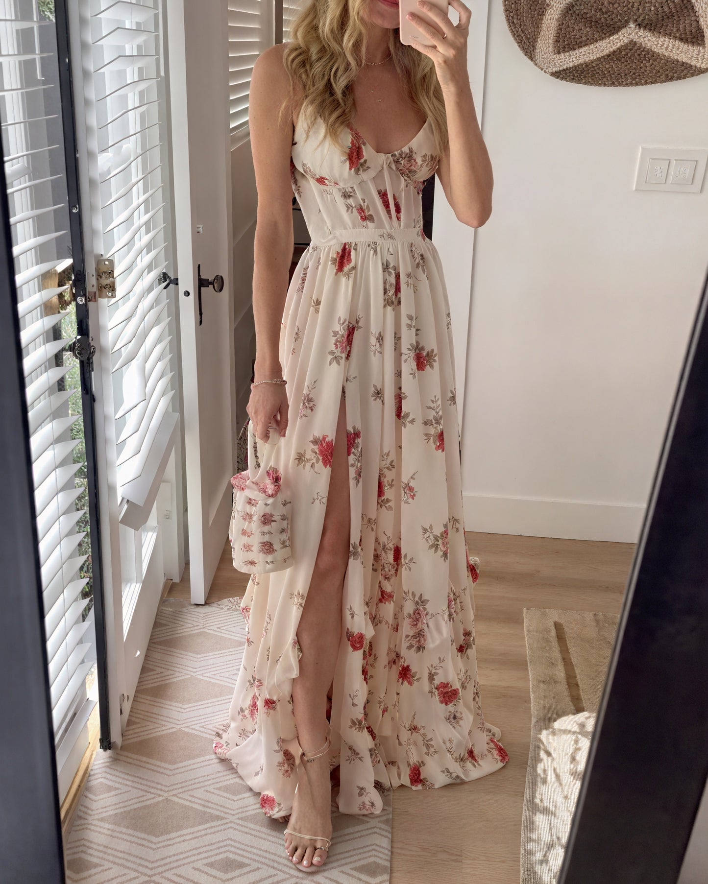 Abito Maxi Floreale Esclusivo con Spacco Alto e Spalline Sottili Regolabili, Silhouette Fluida per Eleganza Estiva e Vacanze-81660-c2776744-db3d-4636-a910-f75376f73795