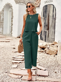 Completo Chic: Top Senza Maniche & Pantaloni Ampi