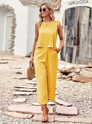 Completo Chic: Top Senza Maniche & Pantaloni Ampi