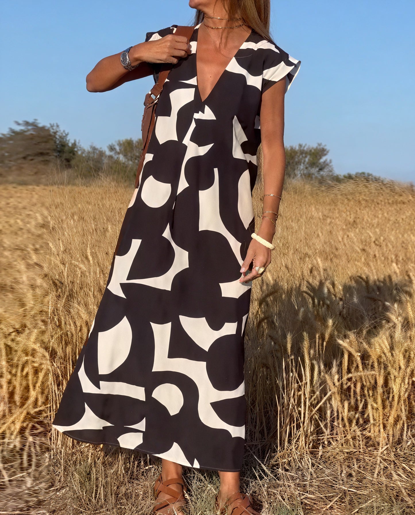 Abito Lungo con Motivo Astratto: Eleganza Disinvolta
