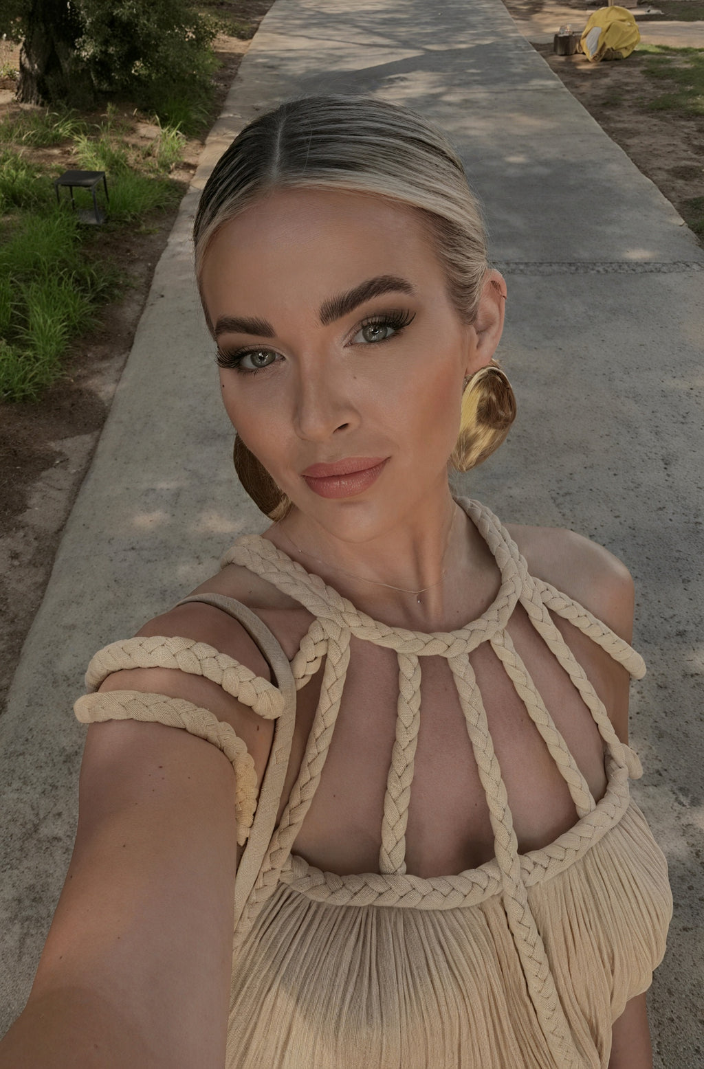 Abito Halter con Dettagli Intrecciati, Silhouette Fluida