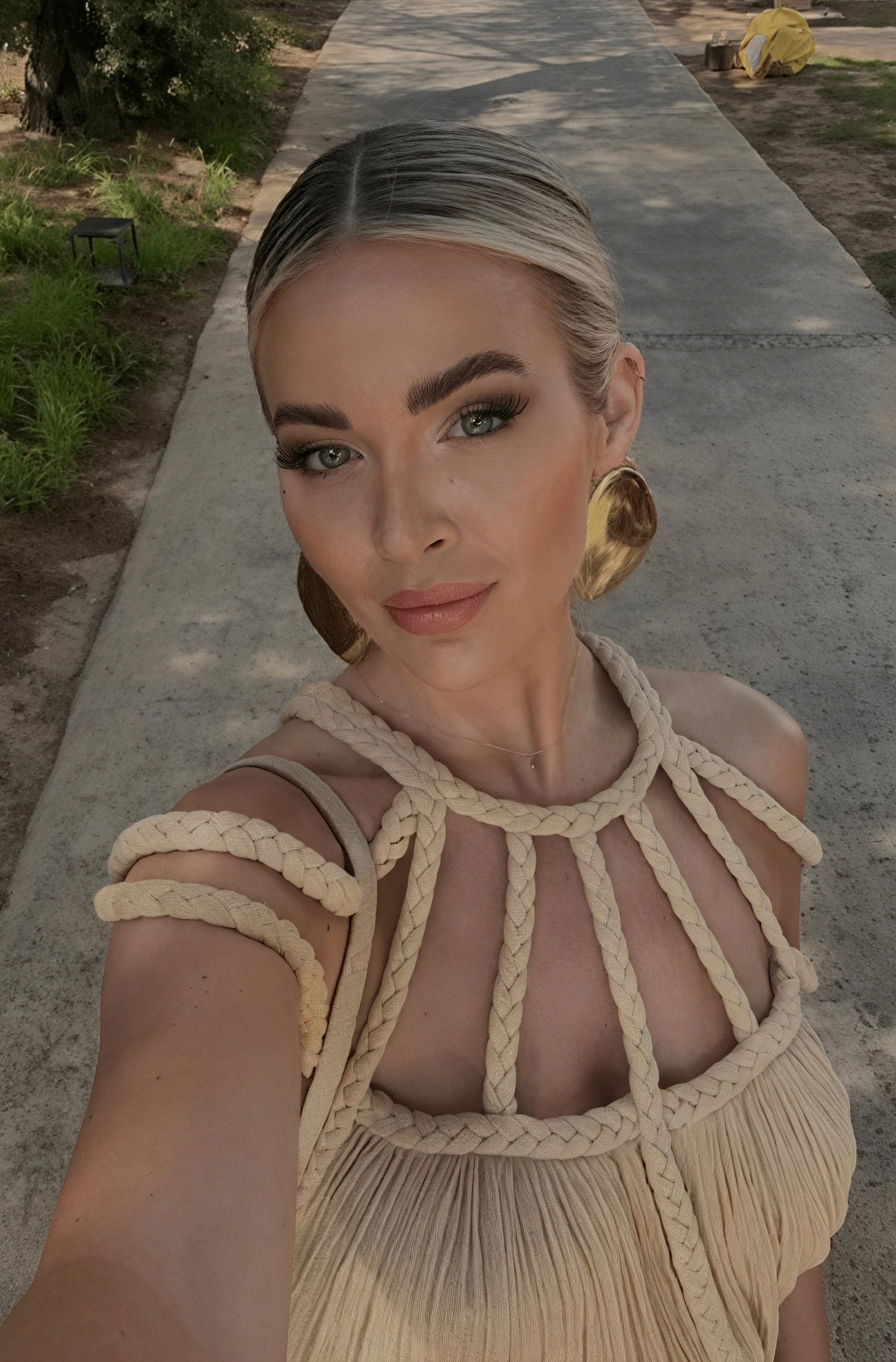 Abito Halter con Dettagli Intrecciati, Silhouette Fluida