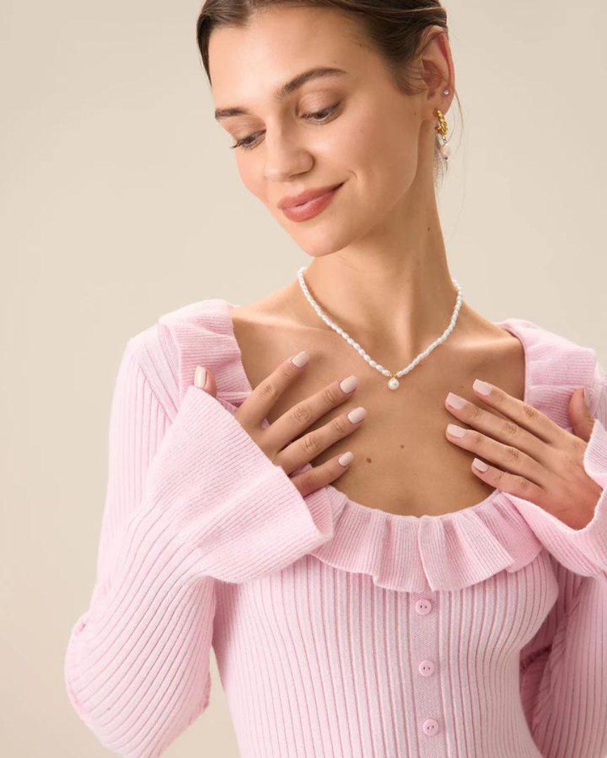 Abito con Volant e Maniche a Campana: Un Tocco di Grazia