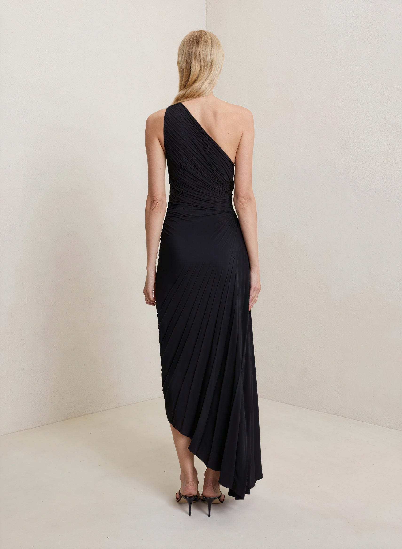 Abito Monospalla Plissettato Donna – Orlo Asimmetrico, Elegante-83236-9623e261-924c-416f-9ff4-4aa2dcde91a6