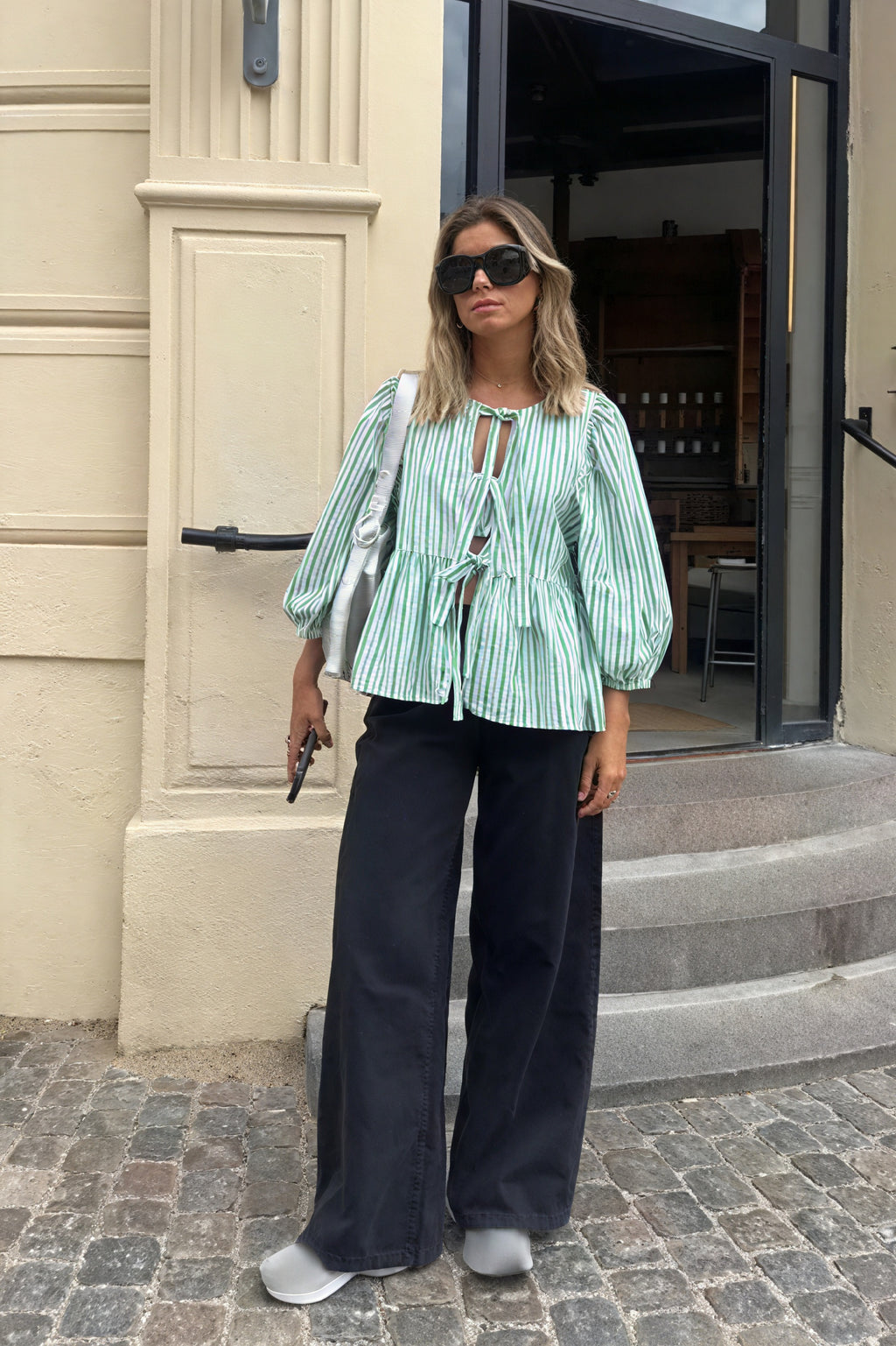 Camicia Donna a Righe Verdi e Bianche con Nodo Frontale e Maniche a Sbuffo, Stile Moderno-83297-da3f2257-0a11-4128-a5cc-087663853bfb