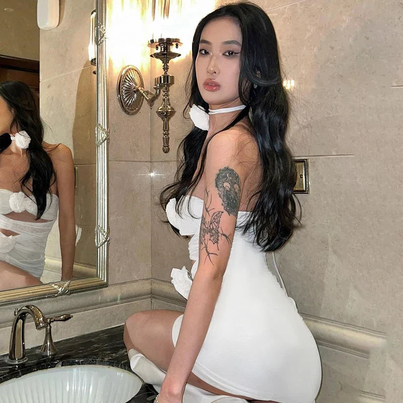 Abito Mini Chic con Dettagli Floreali