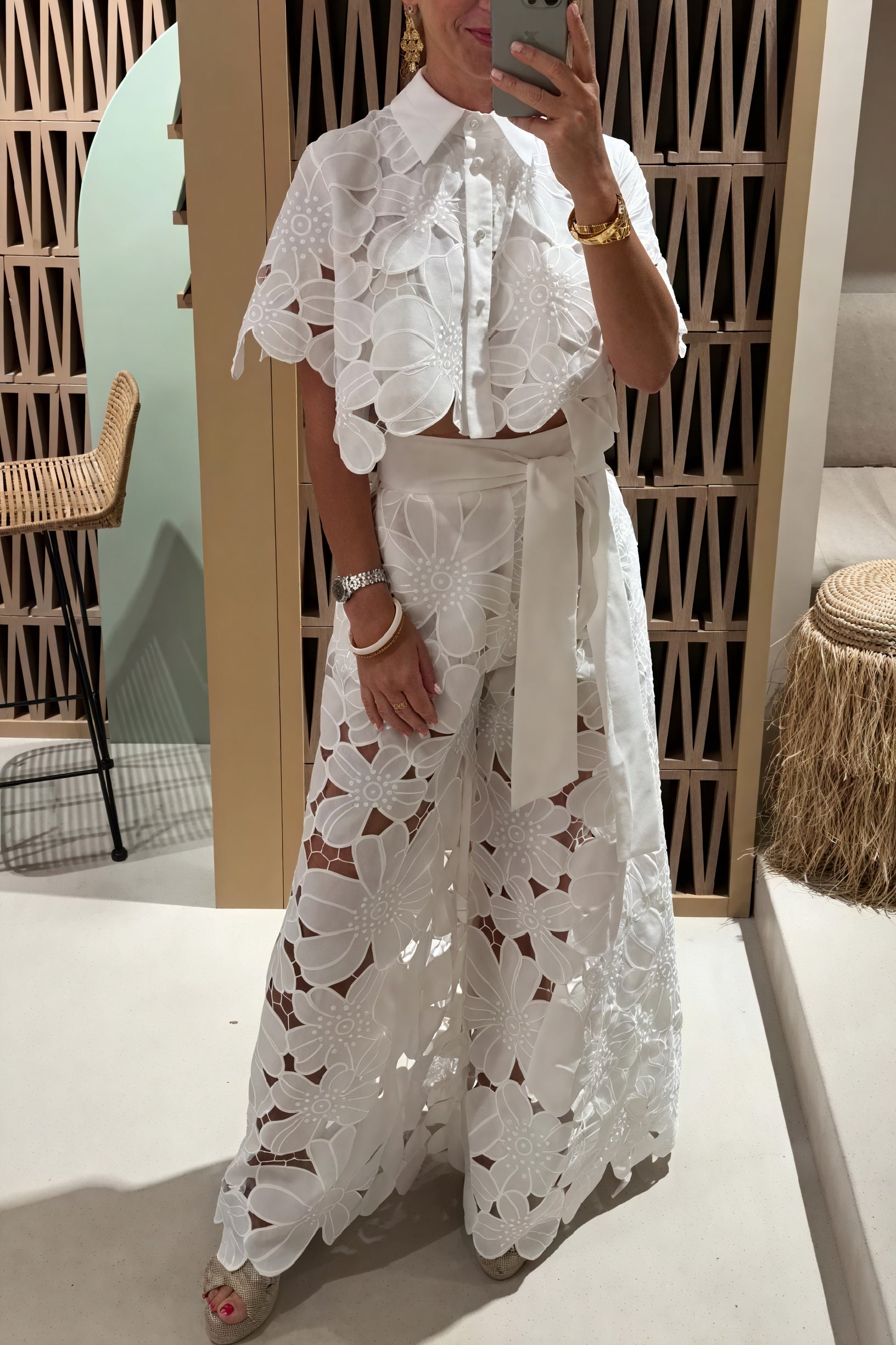 Completo con Ricami Floreali: Eleganza Aerea e Raffinata