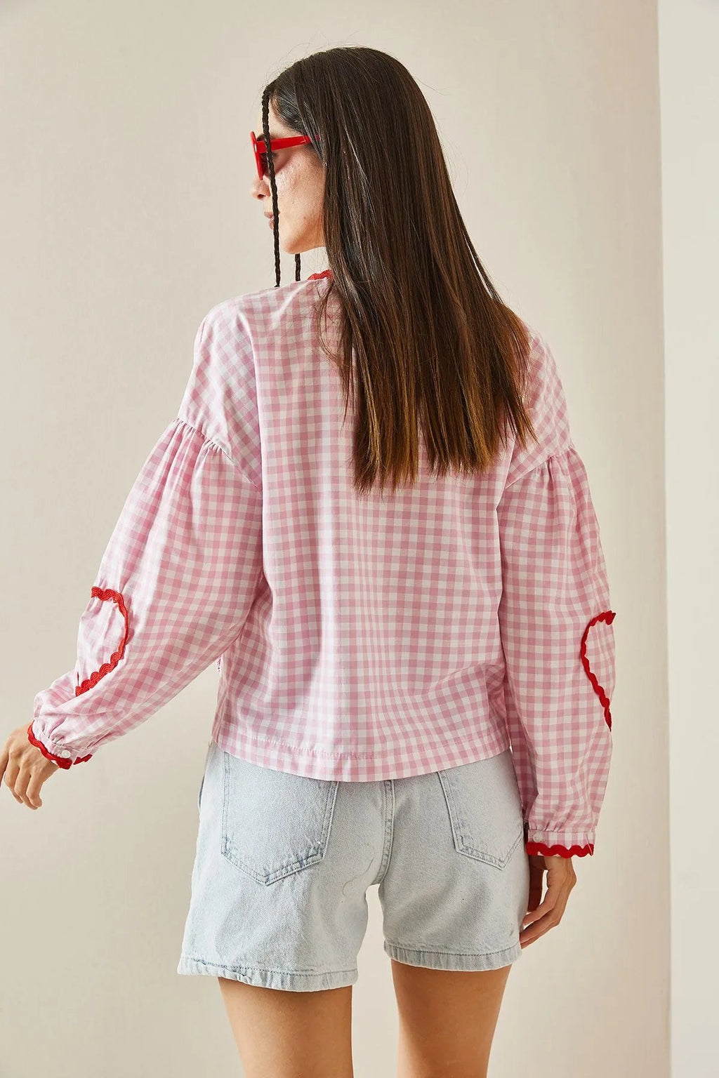 Blusa Donna Gingham con Tasche a Cuore, Chiusura a Nodo e Bordo Rosso-83307-c141191d-e511-4ed7-8407-39d19ba738ce