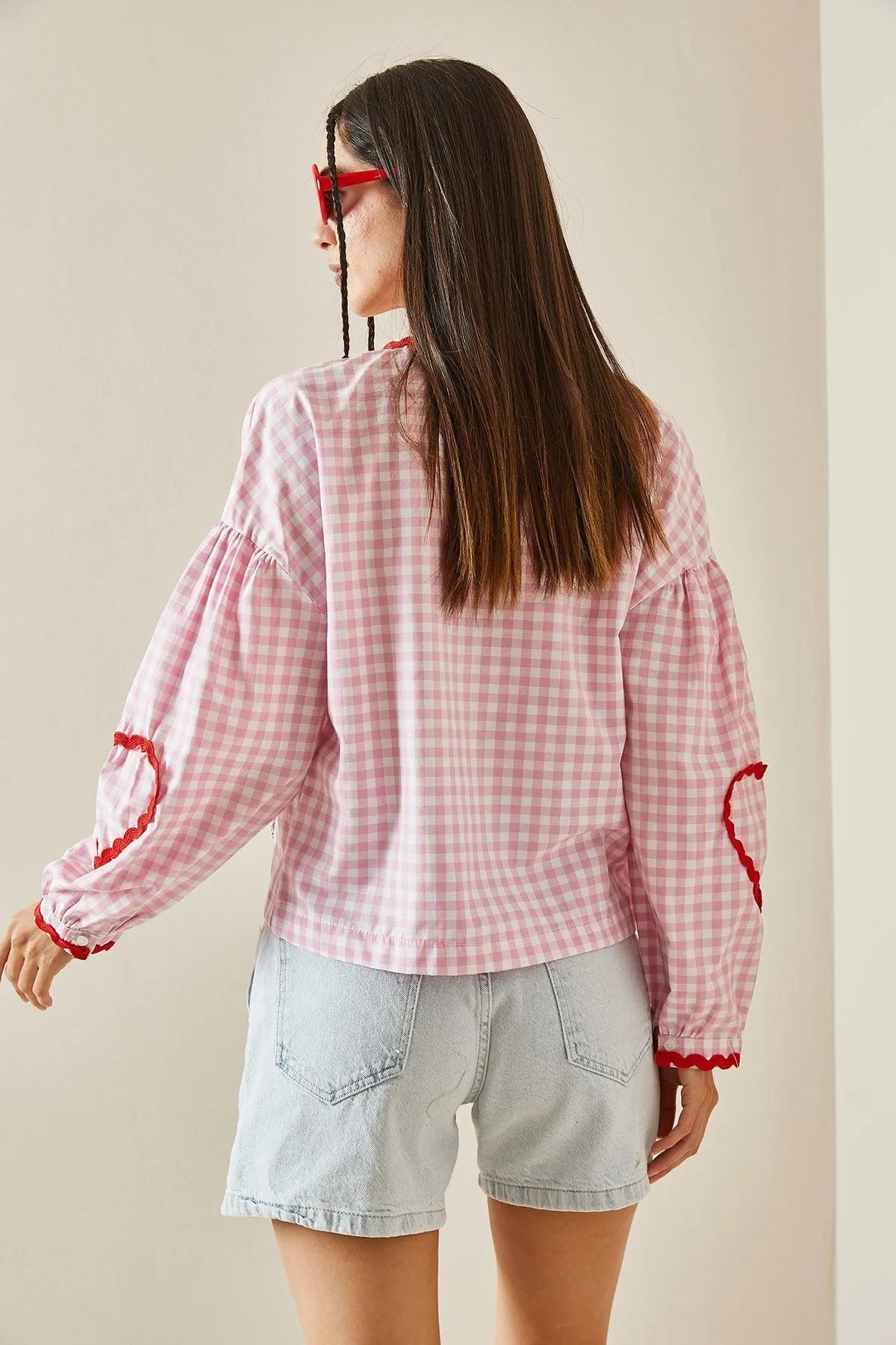 Blusa Donna Gingham con Tasche a Cuore, Chiusura a Nodo e Bordo Rosso-83307-c141191d-e511-4ed7-8407-39d19ba738ce