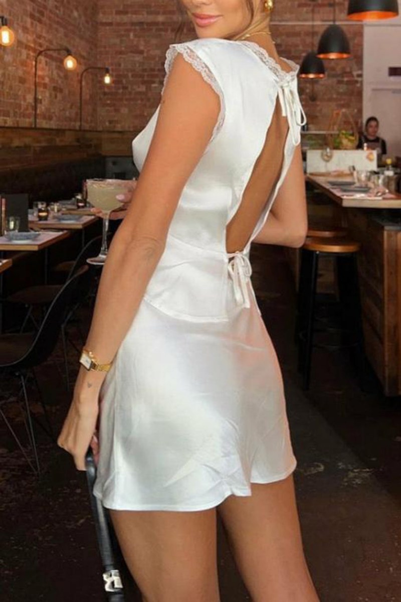 Abito Corto in Raso con Dettagli in Pizzo