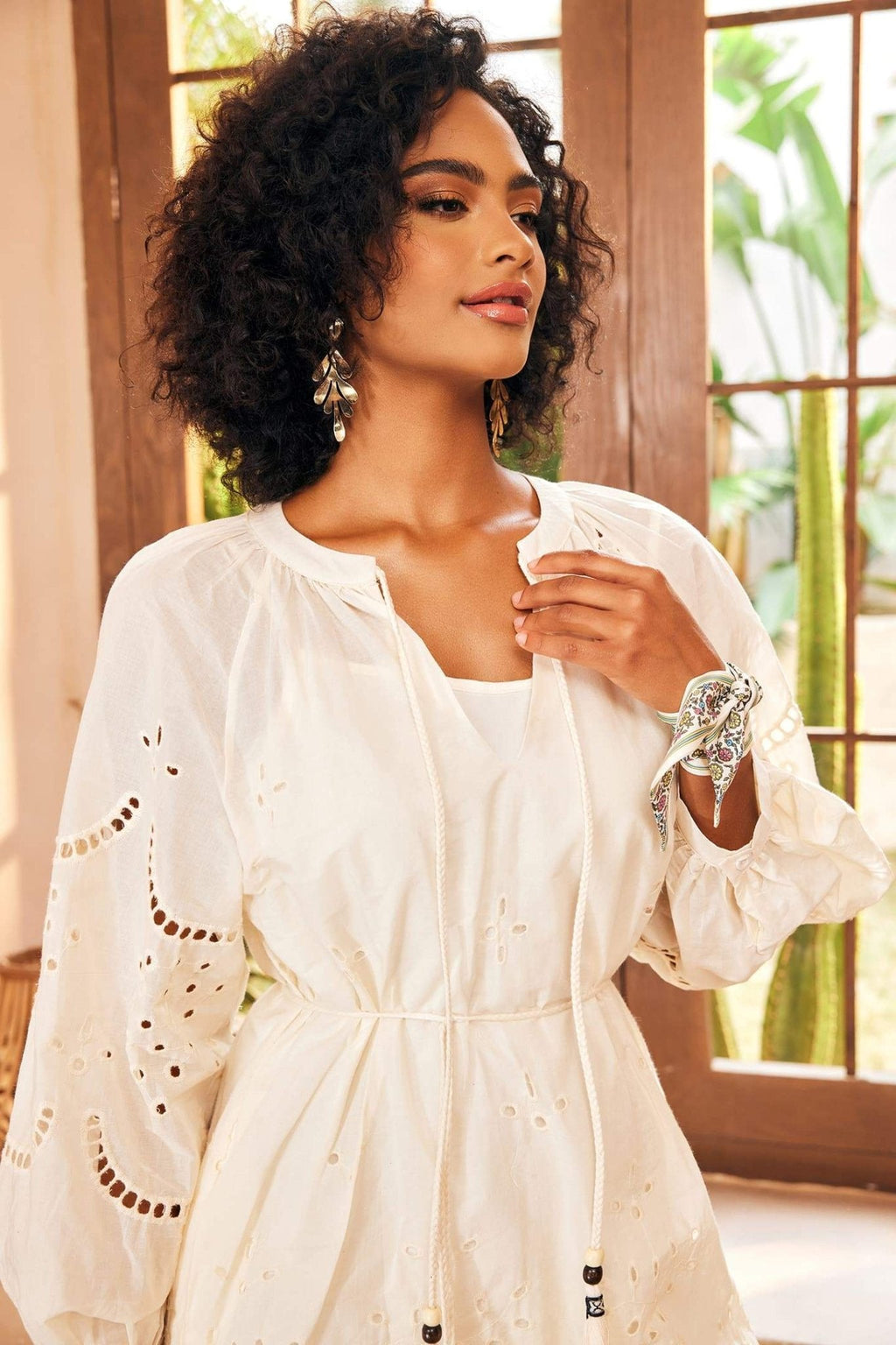 Abito Midi Ricamato con Maniche Voluminose