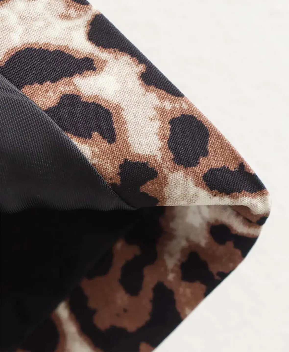 Top con Stampa Animalier e Bottoni