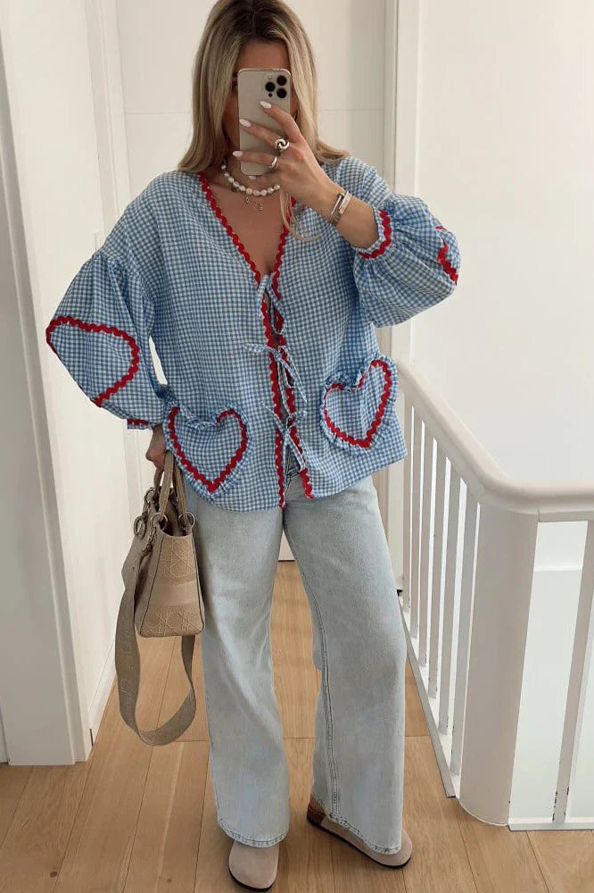 Blusa Donna Gingham con Tasche a Cuore, Chiusura a Nodo e Bordo Rosso-83307-dc02464b-735b-4217-89df-f7e41f76e62a